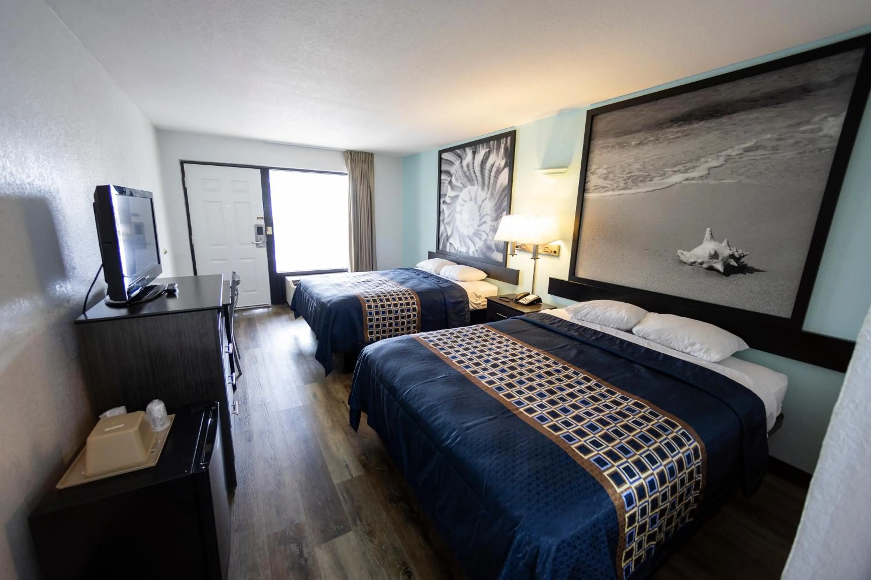 Photo of the whole room, Bed in Ocean Breeze Inn