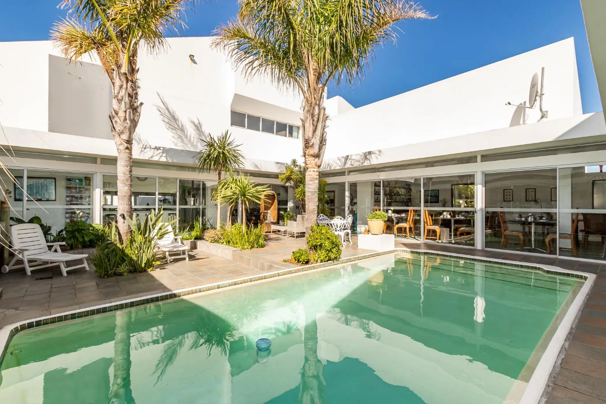 Swimming pool in Admiralty Bed & Breakfast