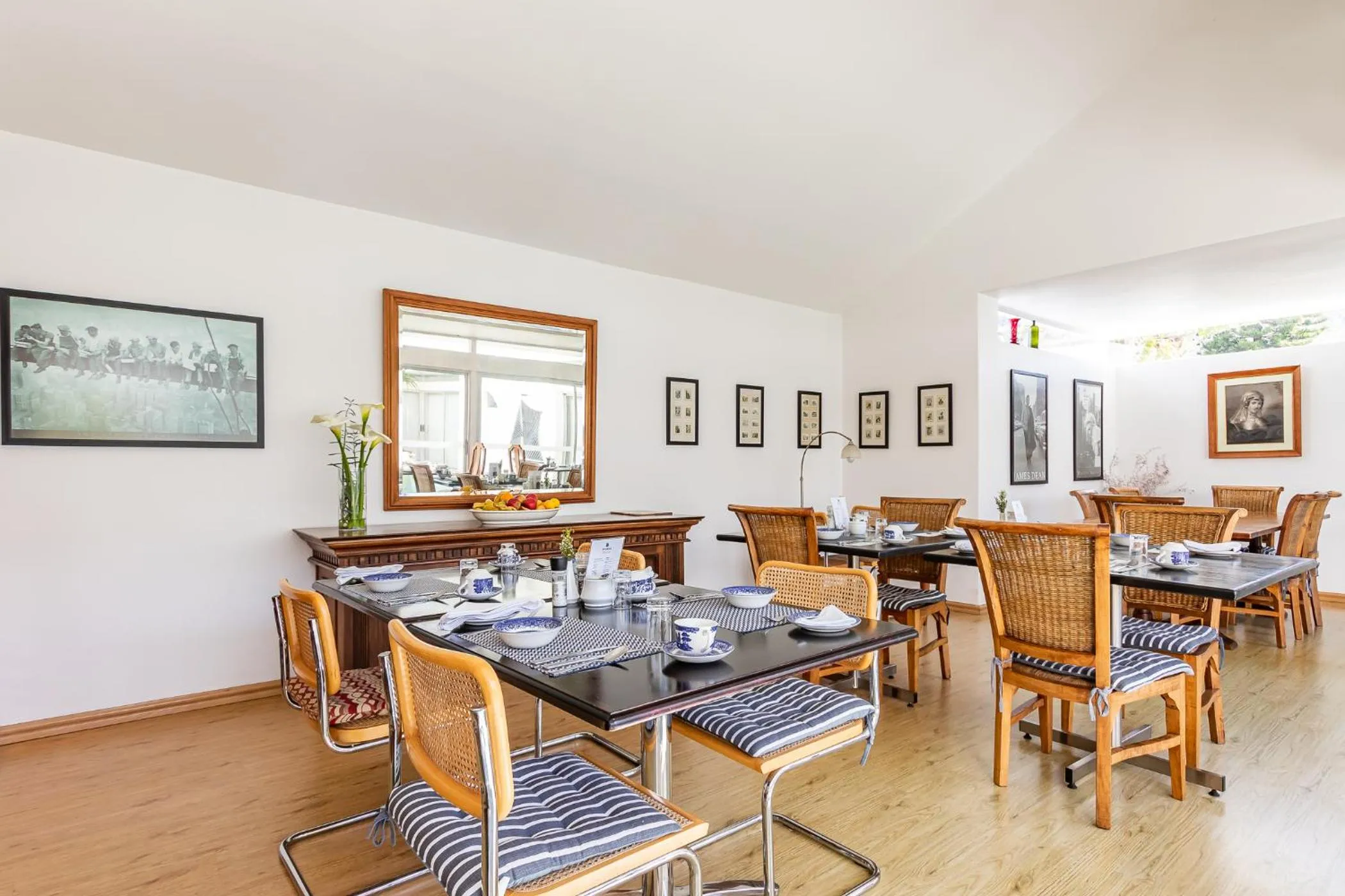 Dining area in Admiralty Bed & Breakfast