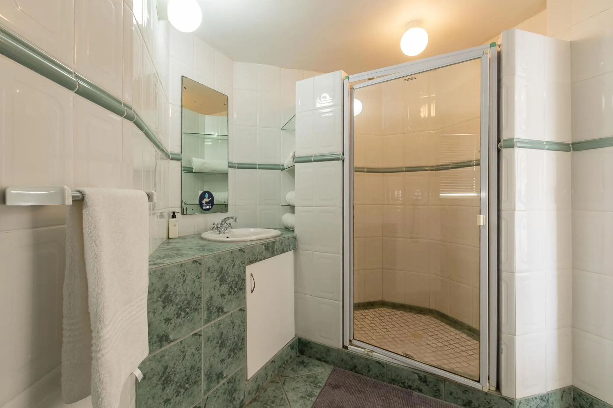 Shower in Admiralty Bed & Breakfast