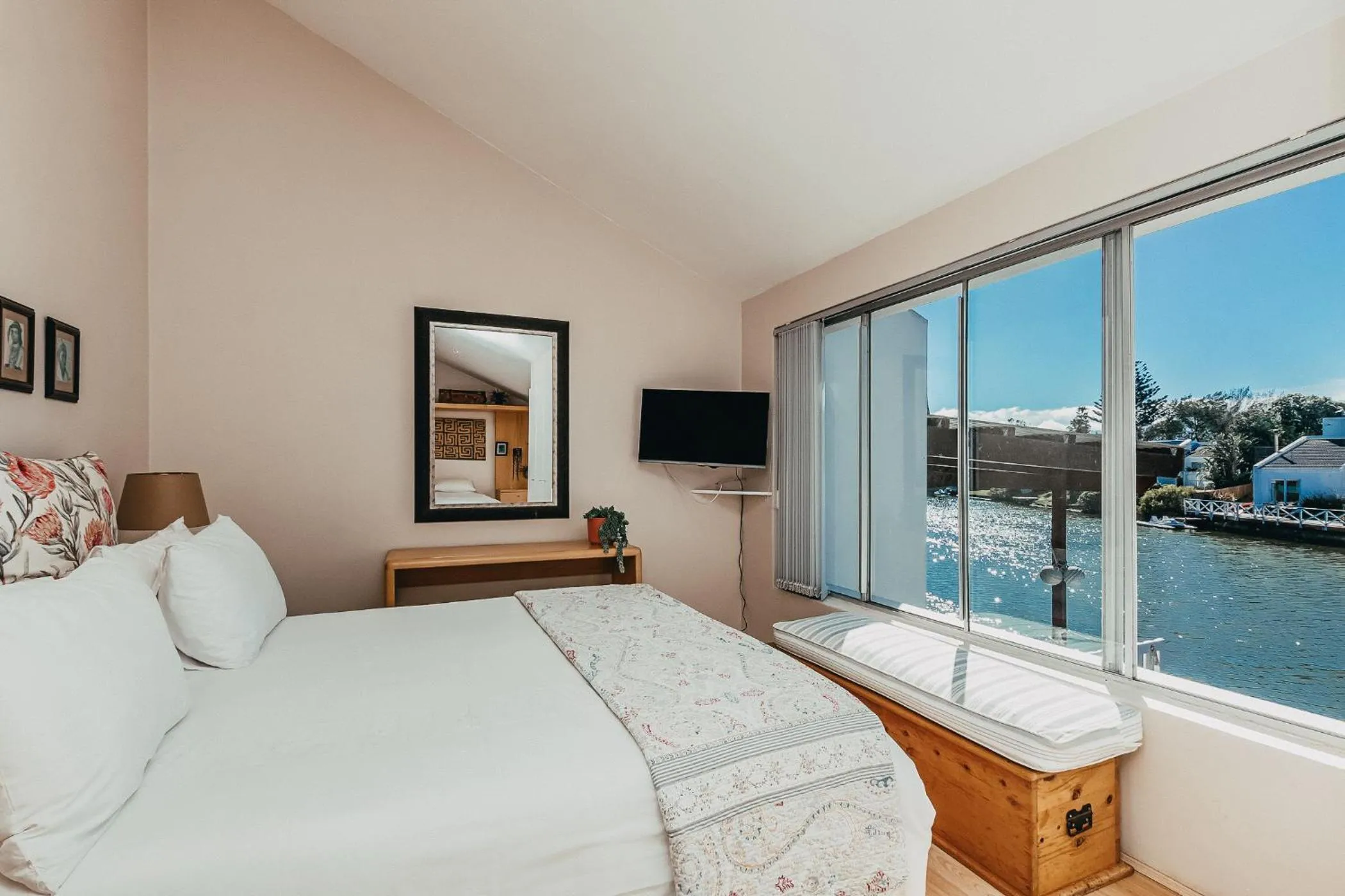 Lake view, Bed in Admiralty Bed & Breakfast