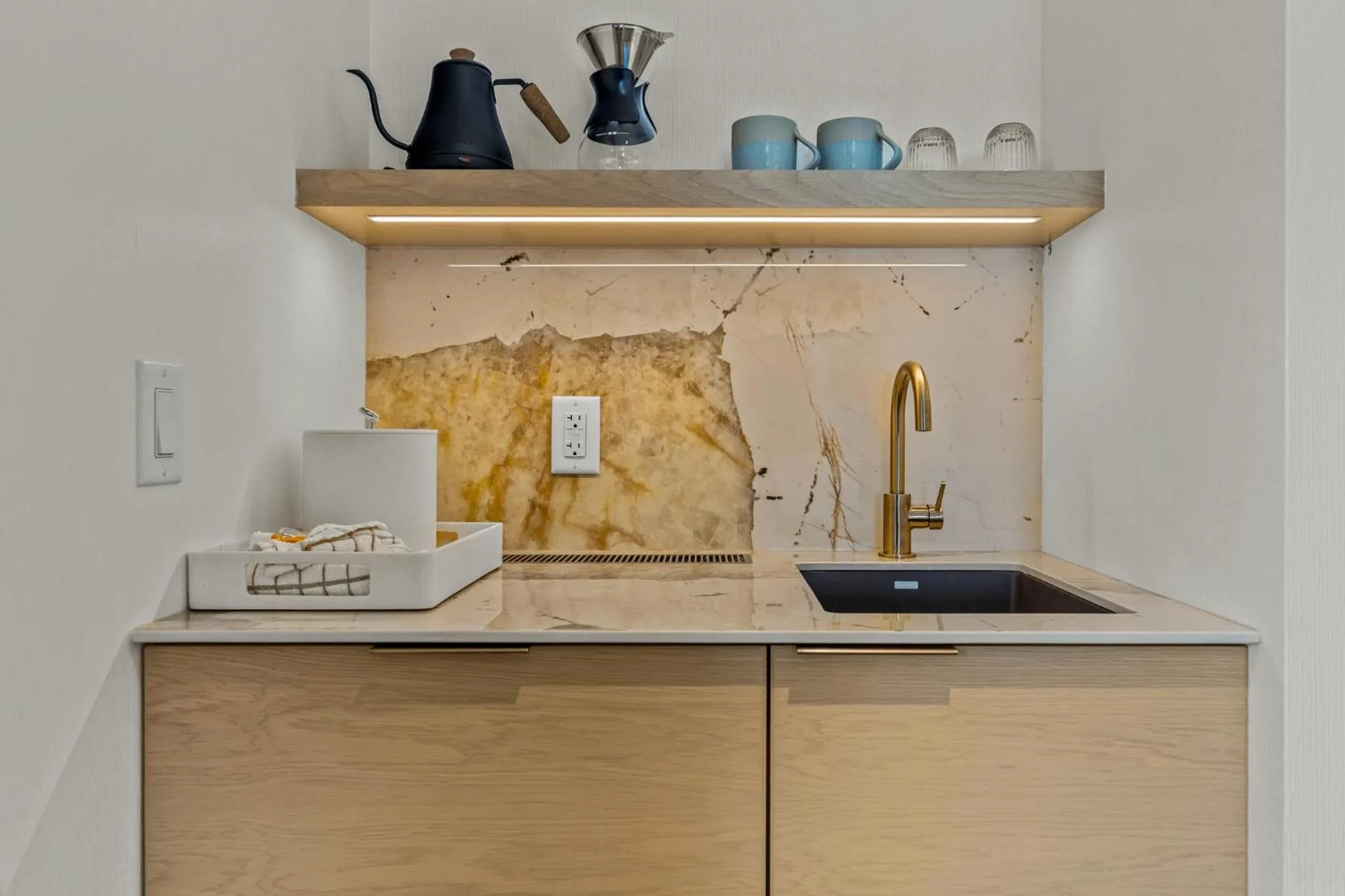 Coffee/tea facilities in Otter Hotel