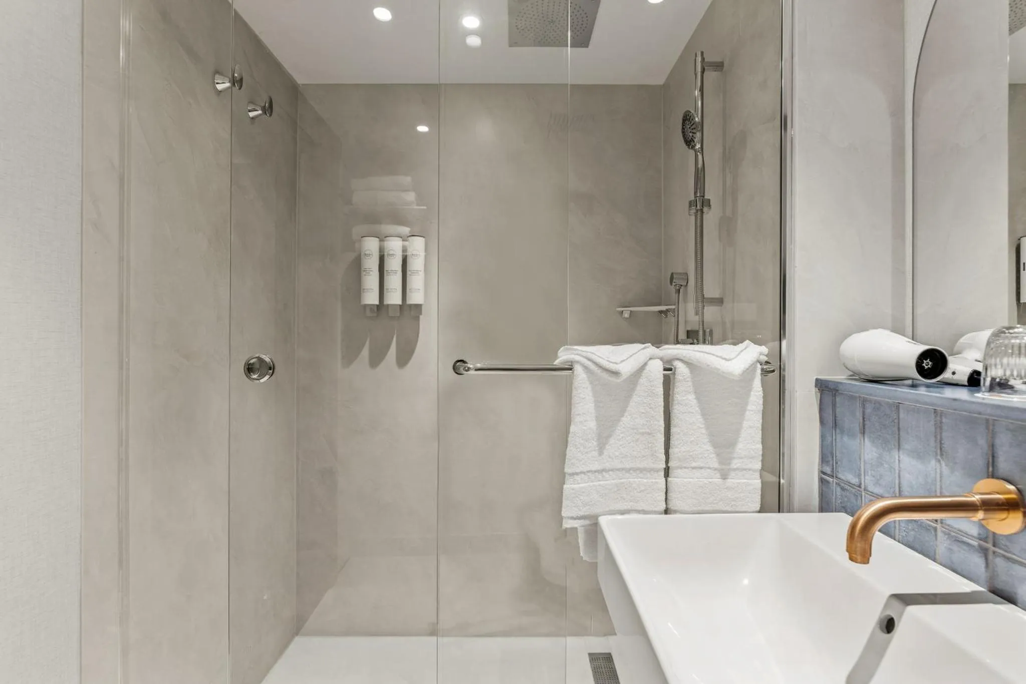 Bathroom in Otter Hotel