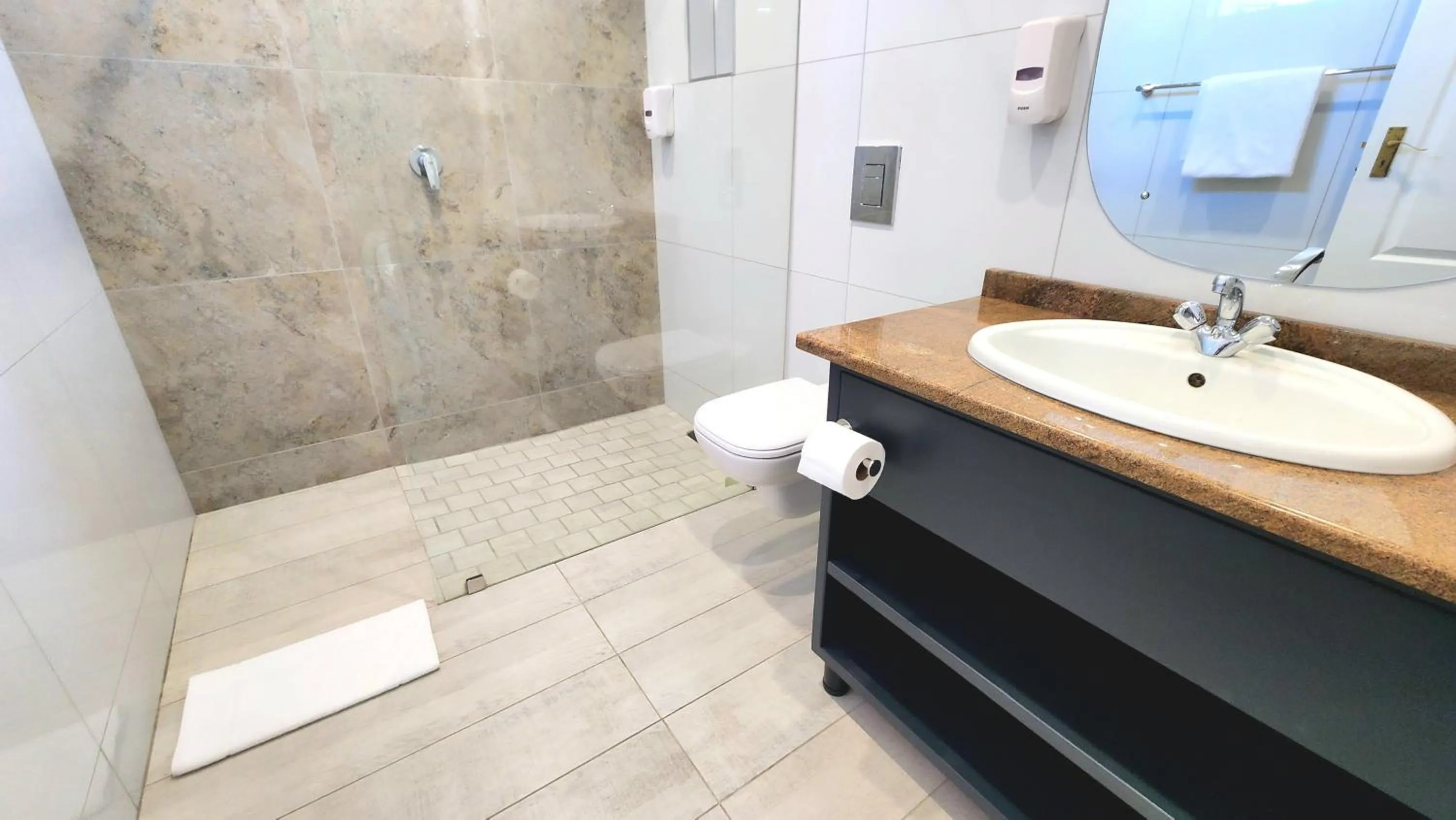 Shower in Shonalanga Lodge