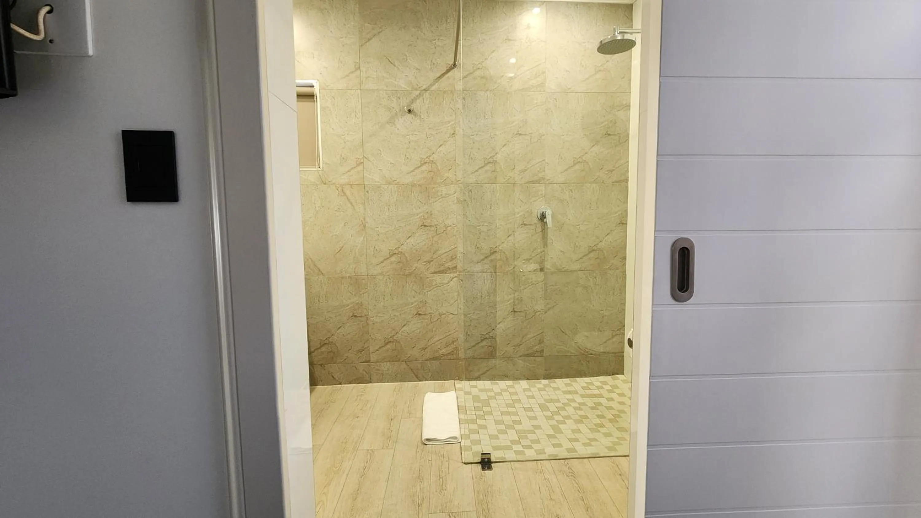 Shower in Shonalanga Lodge