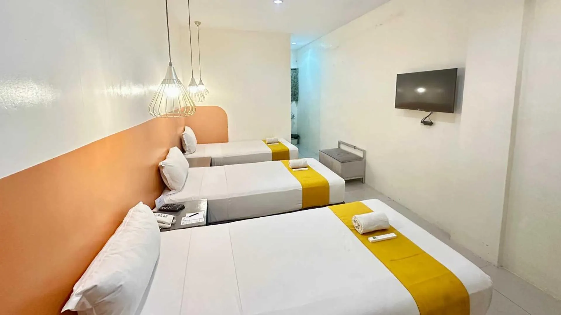 Photo of the whole room, Bed in Travelbee Capitol Inn