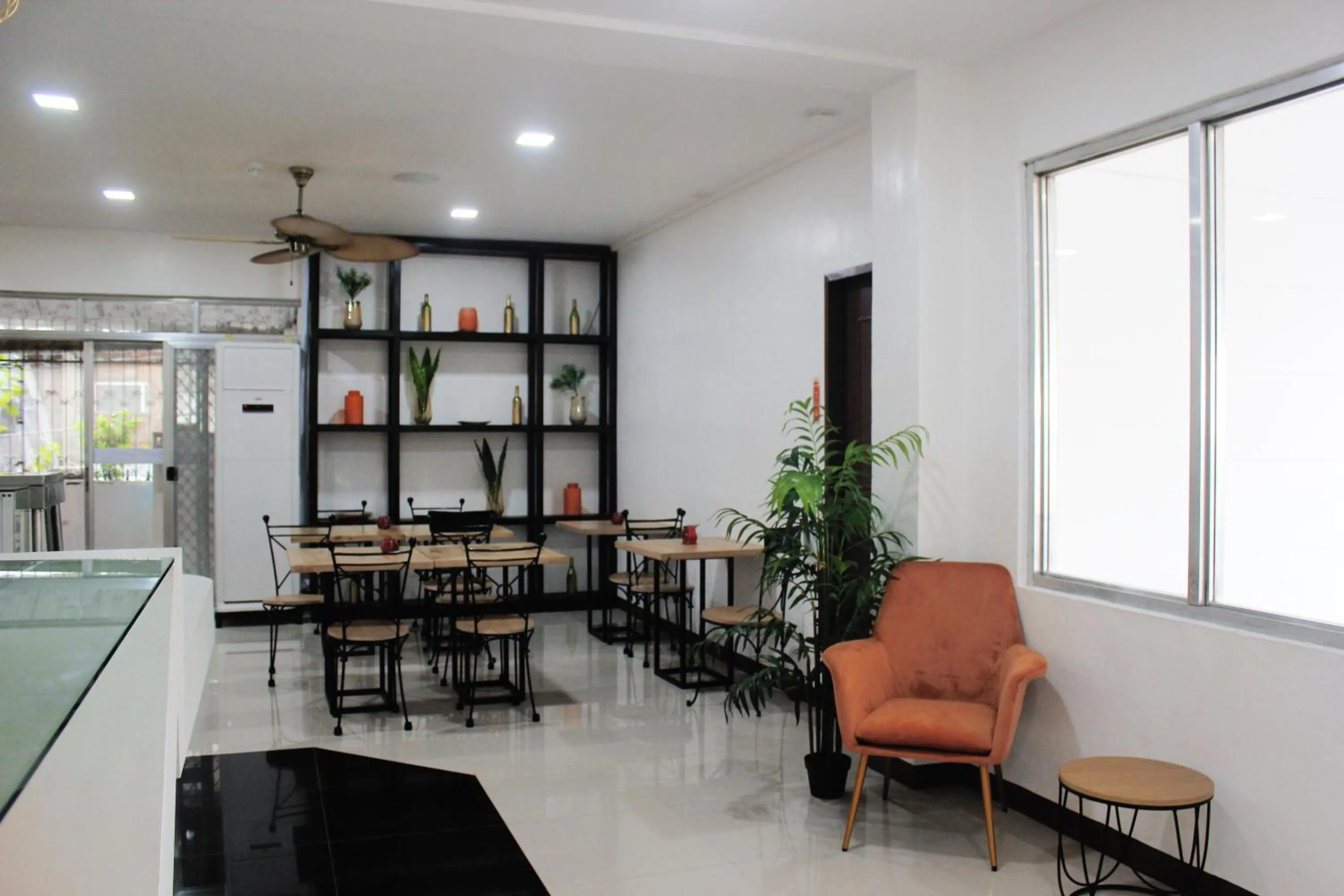 Restaurant/places to eat in Travelbee Capitol Inn