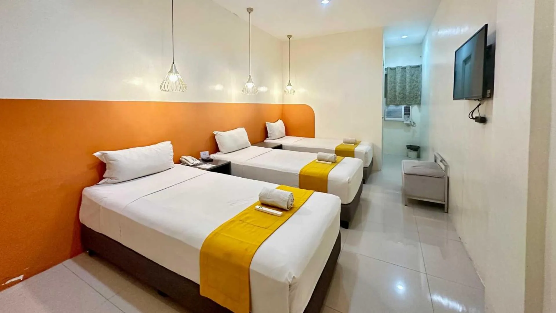 Bedroom, Bed in Travelbee Capitol Inn