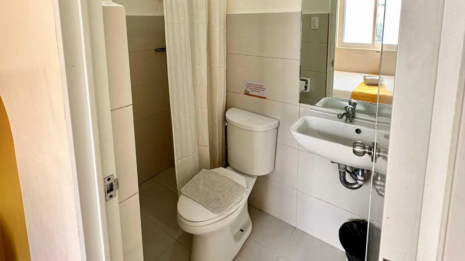 Bathroom in Travelbee Capitol Inn