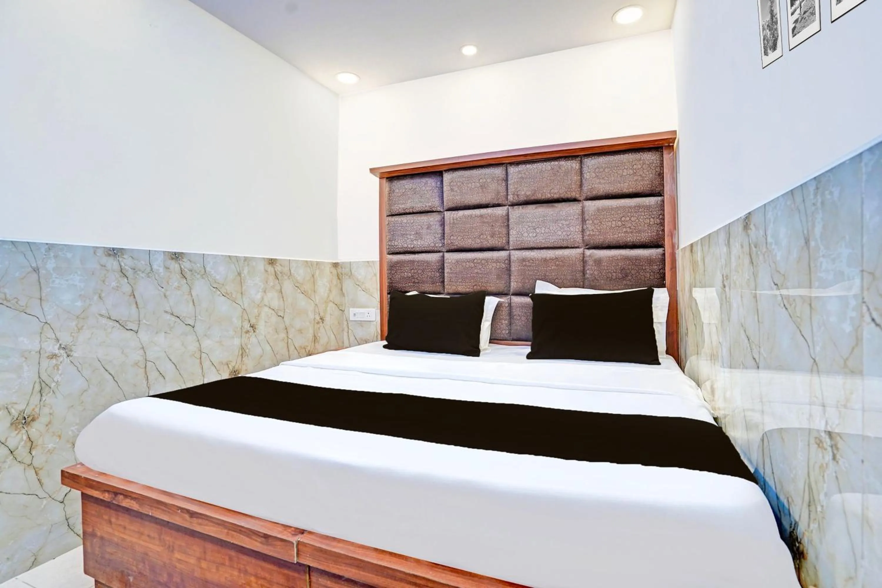 Bedroom, Bed in Hotel O veer palace