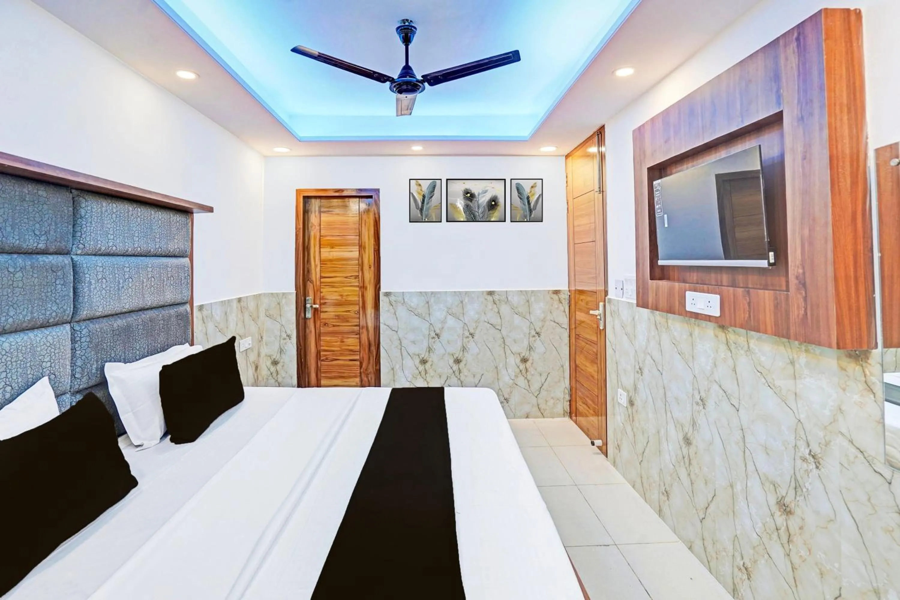 Facade/entrance, Bed in Hotel O veer palace