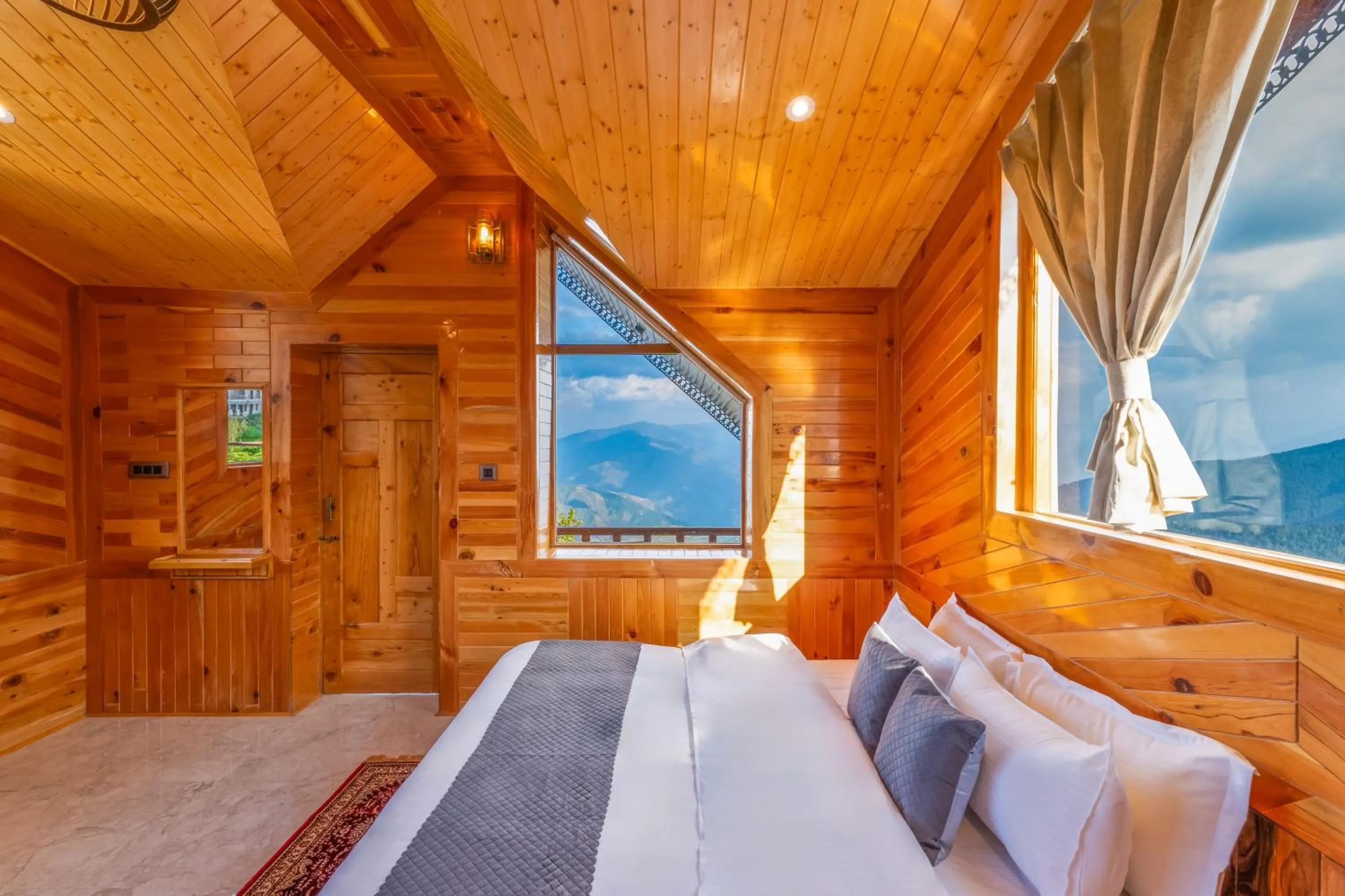 Bedroom in Kathkuni by Jomotel - A Pure Veg Boutique Stay