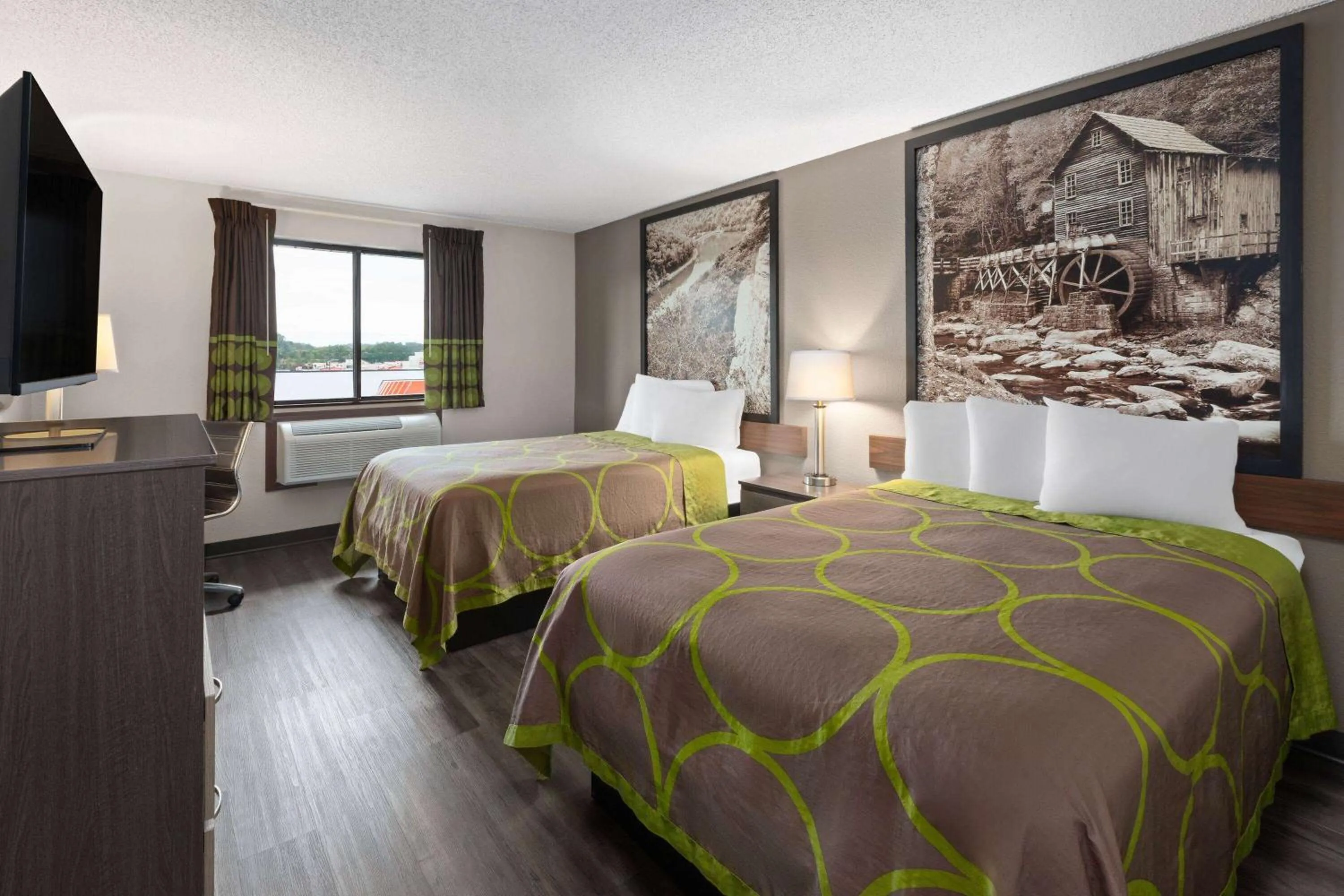 Photo of the whole room, Bed in Super 8 by Wyndham Summersville - New River National Park