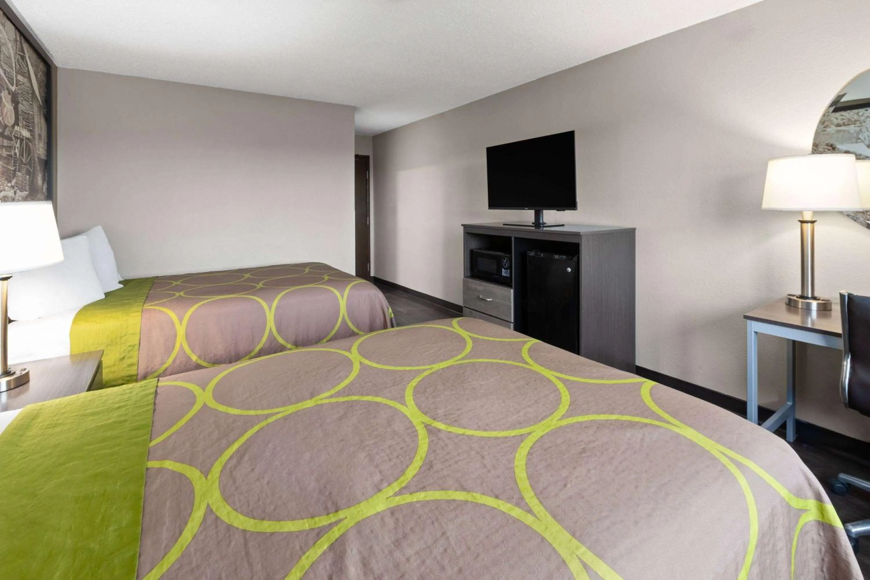 Photo of the whole room, Bed in Super 8 by Wyndham Summersville - New River National Park