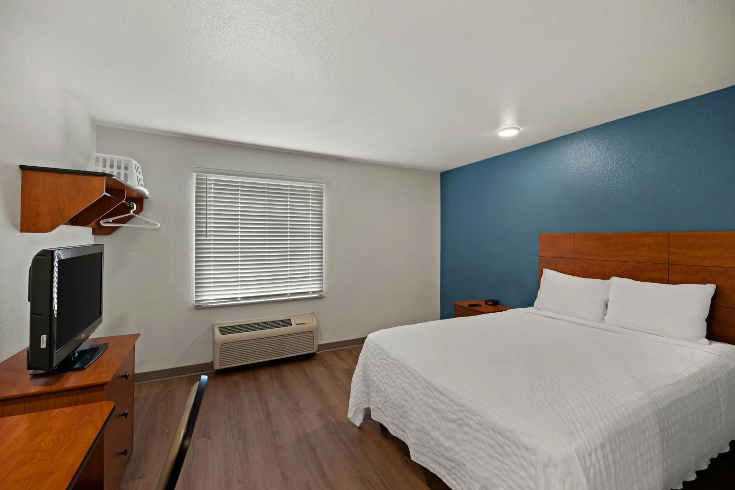 Bedroom, Bed in WoodSpring Suites El Paso