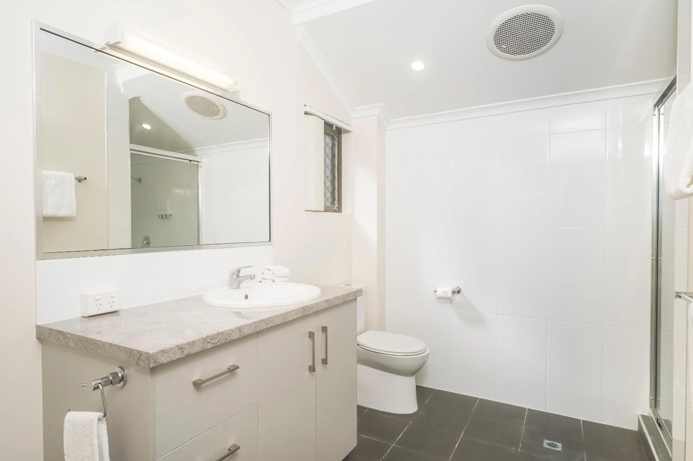 Shower in Reef Gateway Hotel