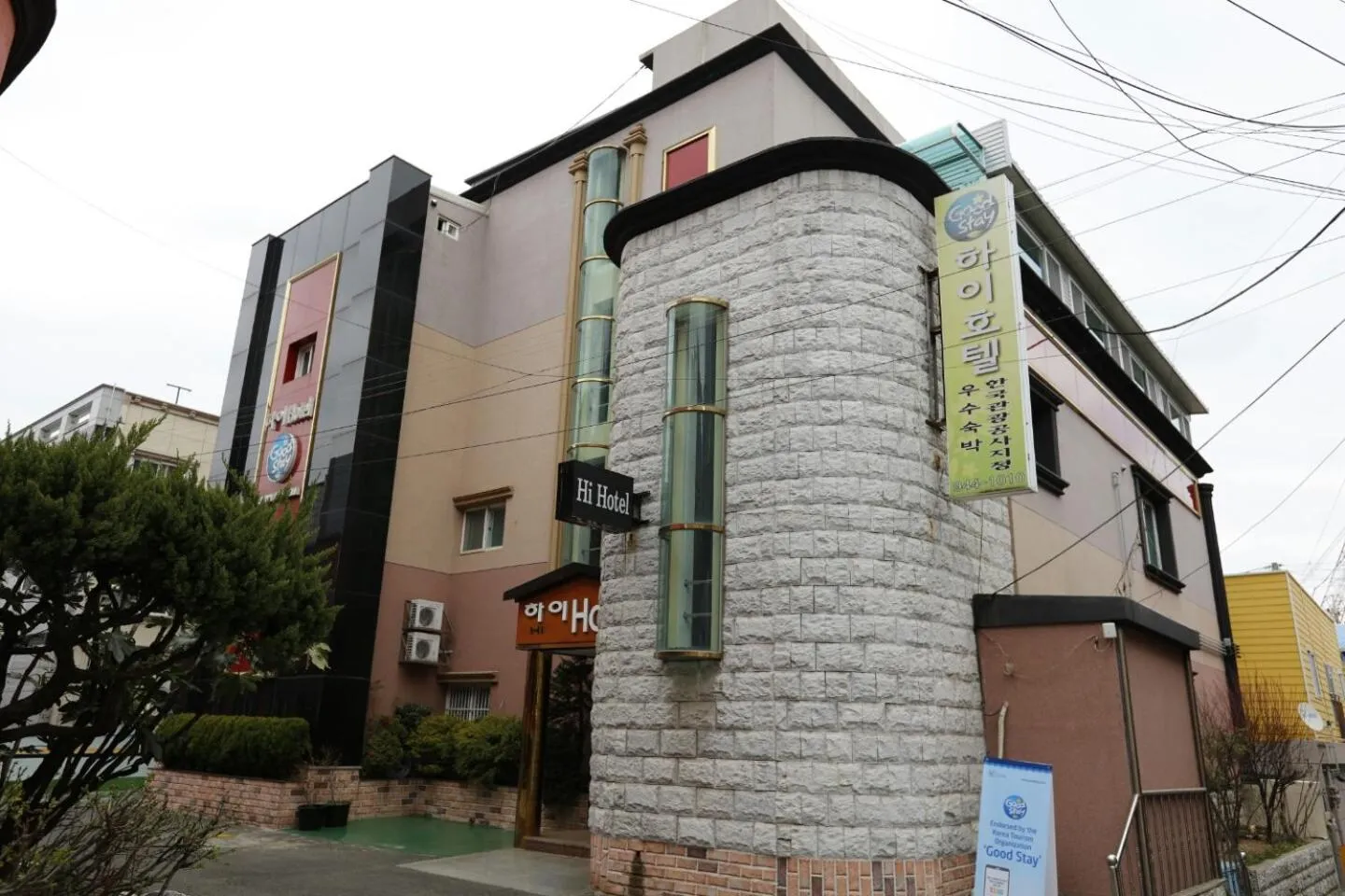 Facade/entrance in Hi Hotel