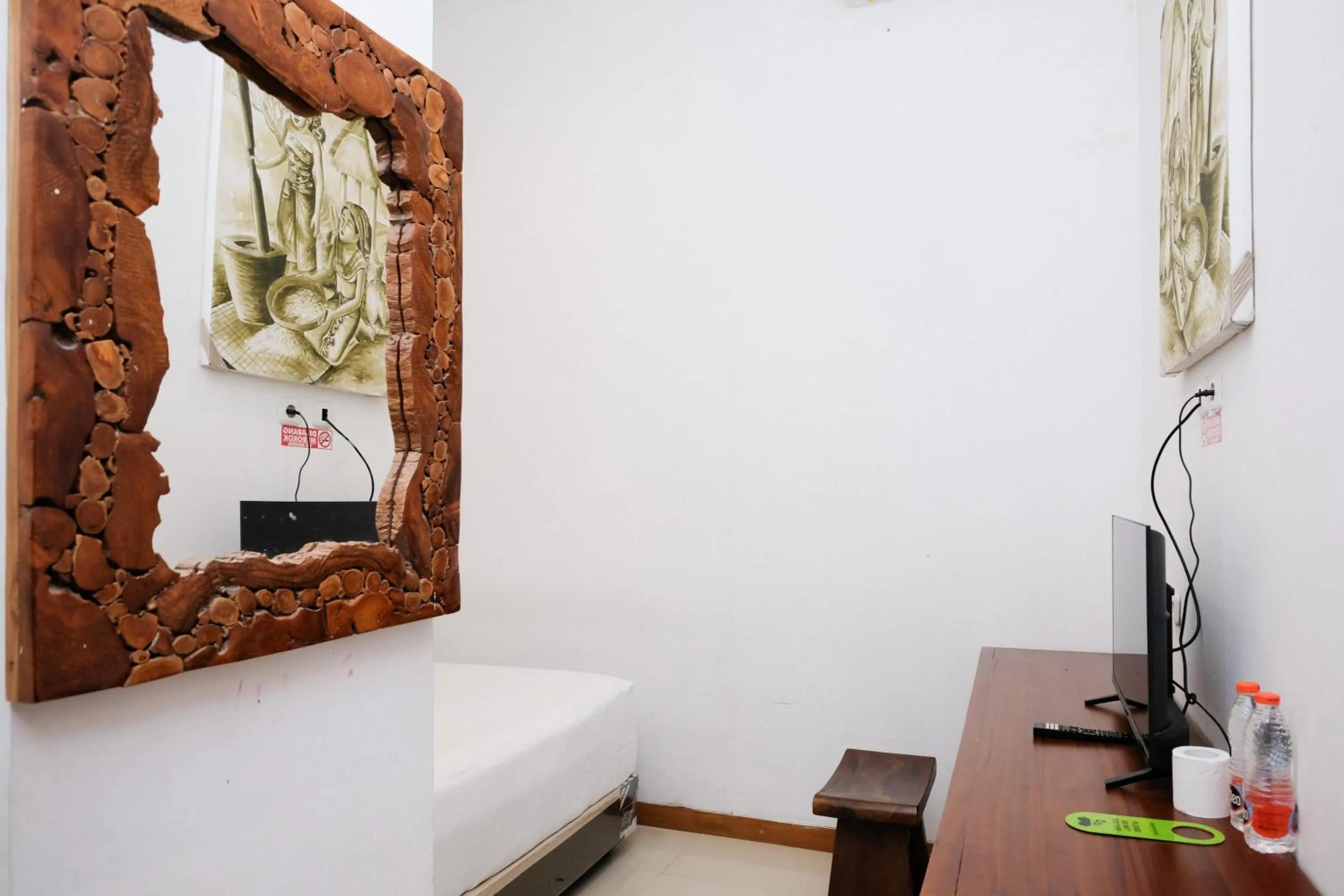 TV and multimedia, Bed in Urbanview Hotel Dommy Yogyakarta by RedDoorz