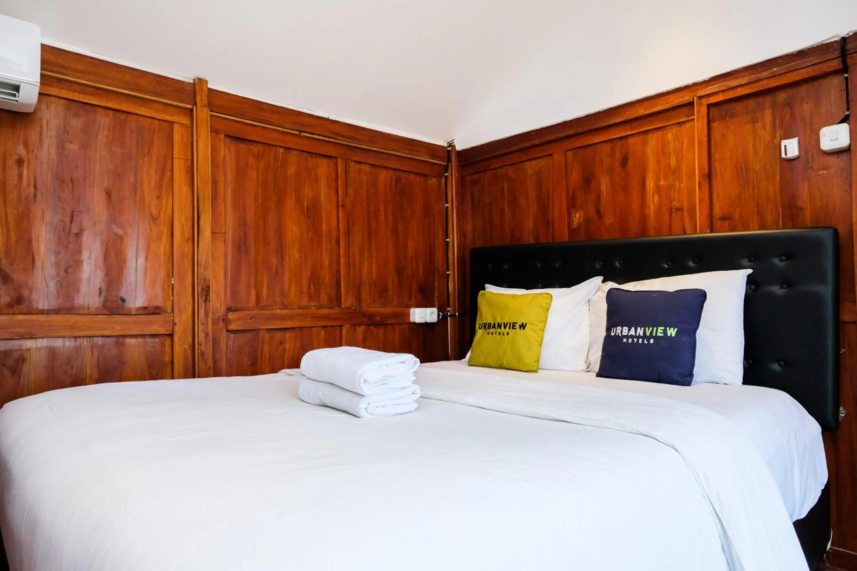 Bedroom, Bed in Urbanview Hotel Dommy Yogyakarta by RedDoorz