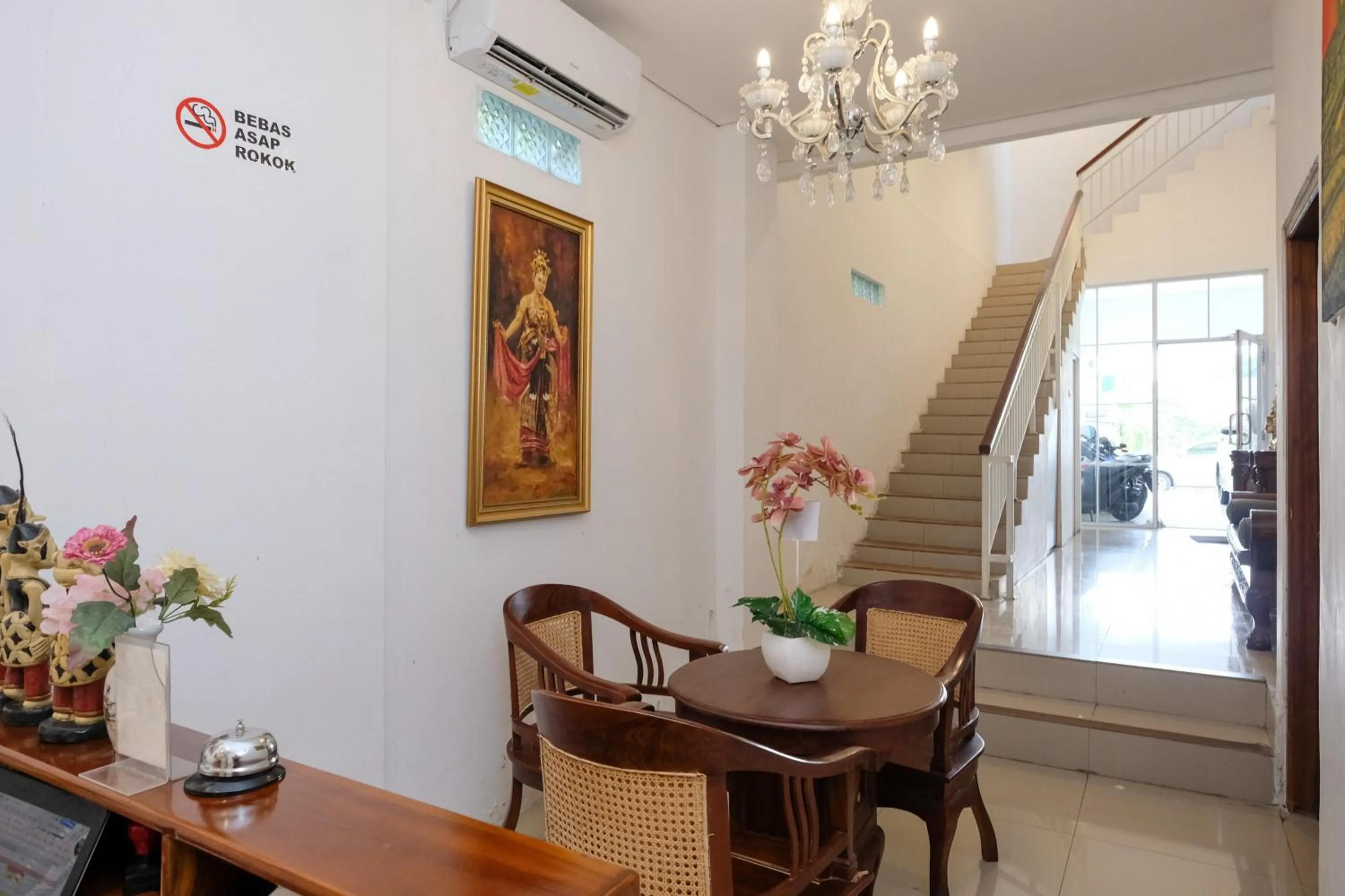 Seating area in Urbanview Hotel Dommy Yogyakarta by RedDoorz