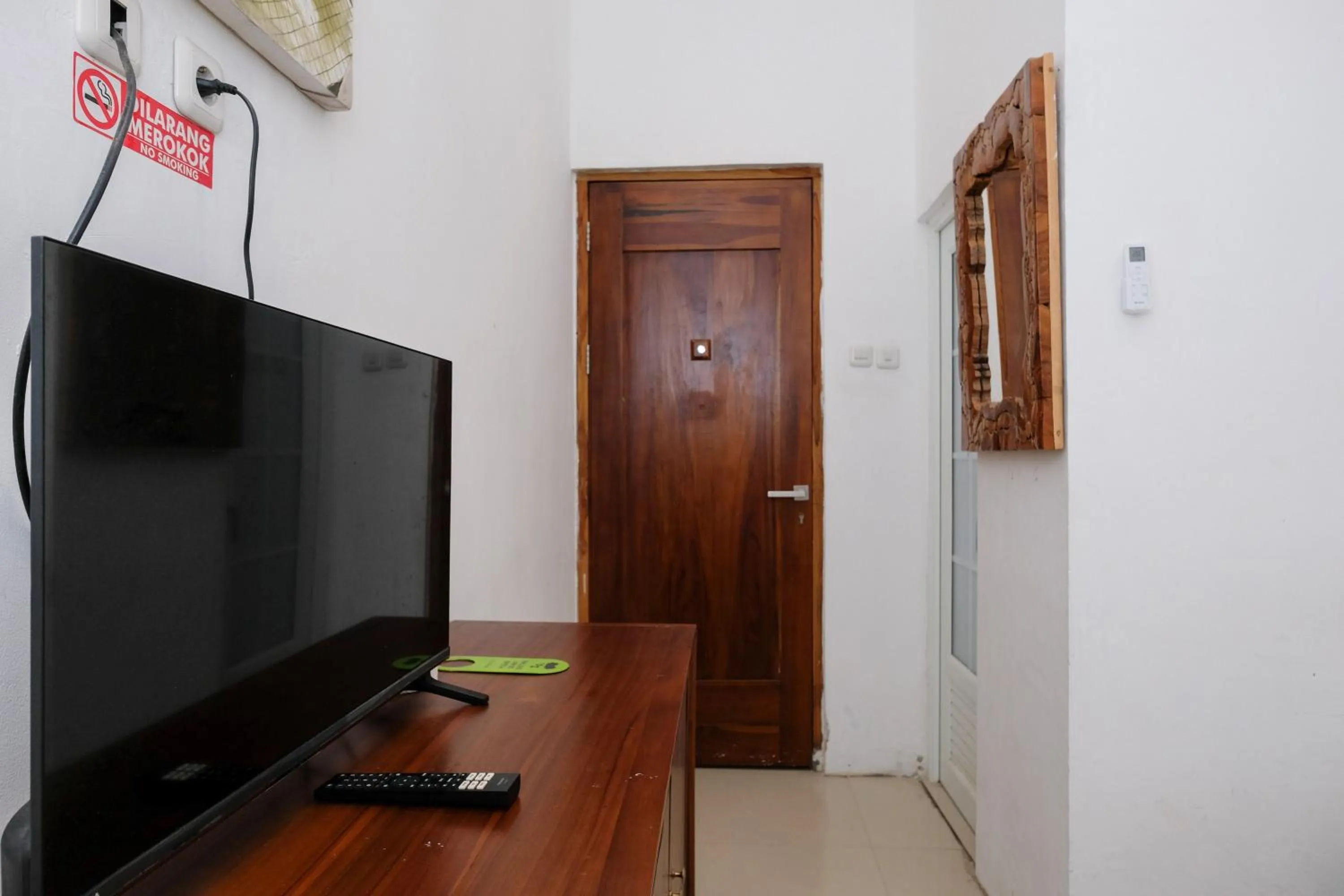 TV and multimedia in Urbanview Hotel Dommy Yogyakarta by RedDoorz