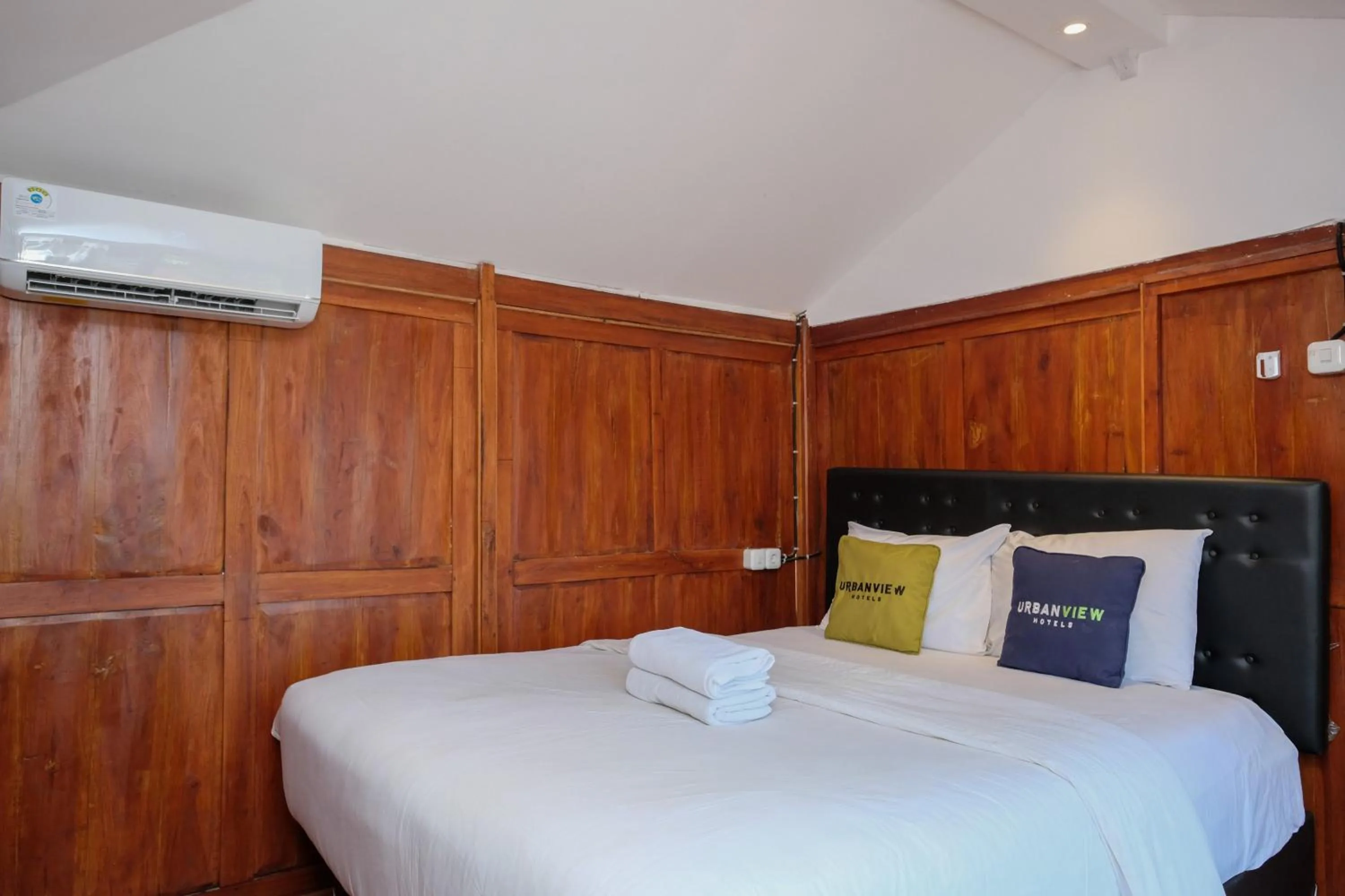 Bedroom, Bed in Urbanview Hotel Dommy Yogyakarta by RedDoorz