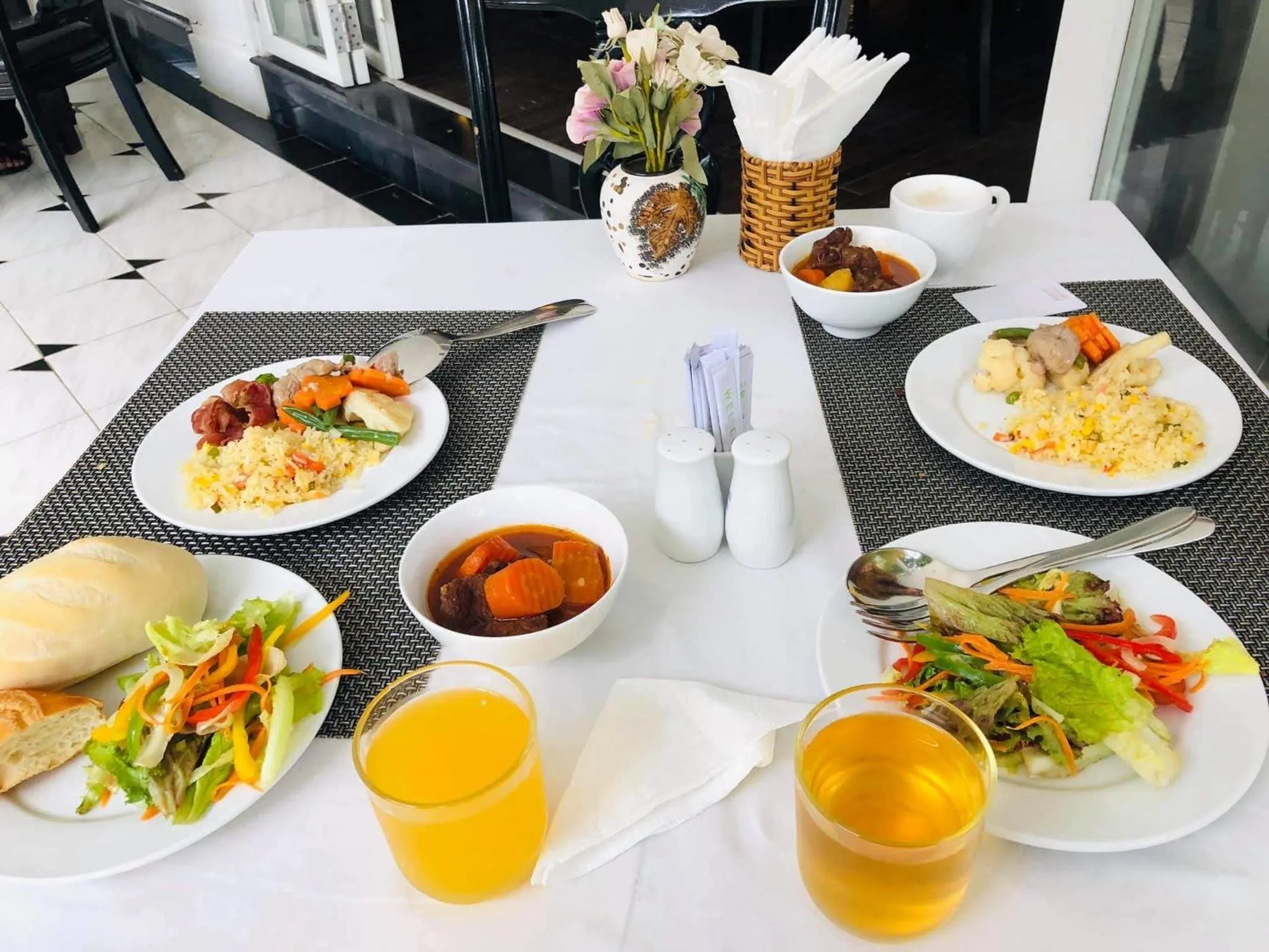 Restaurant/places to eat in SV Boutique Resort