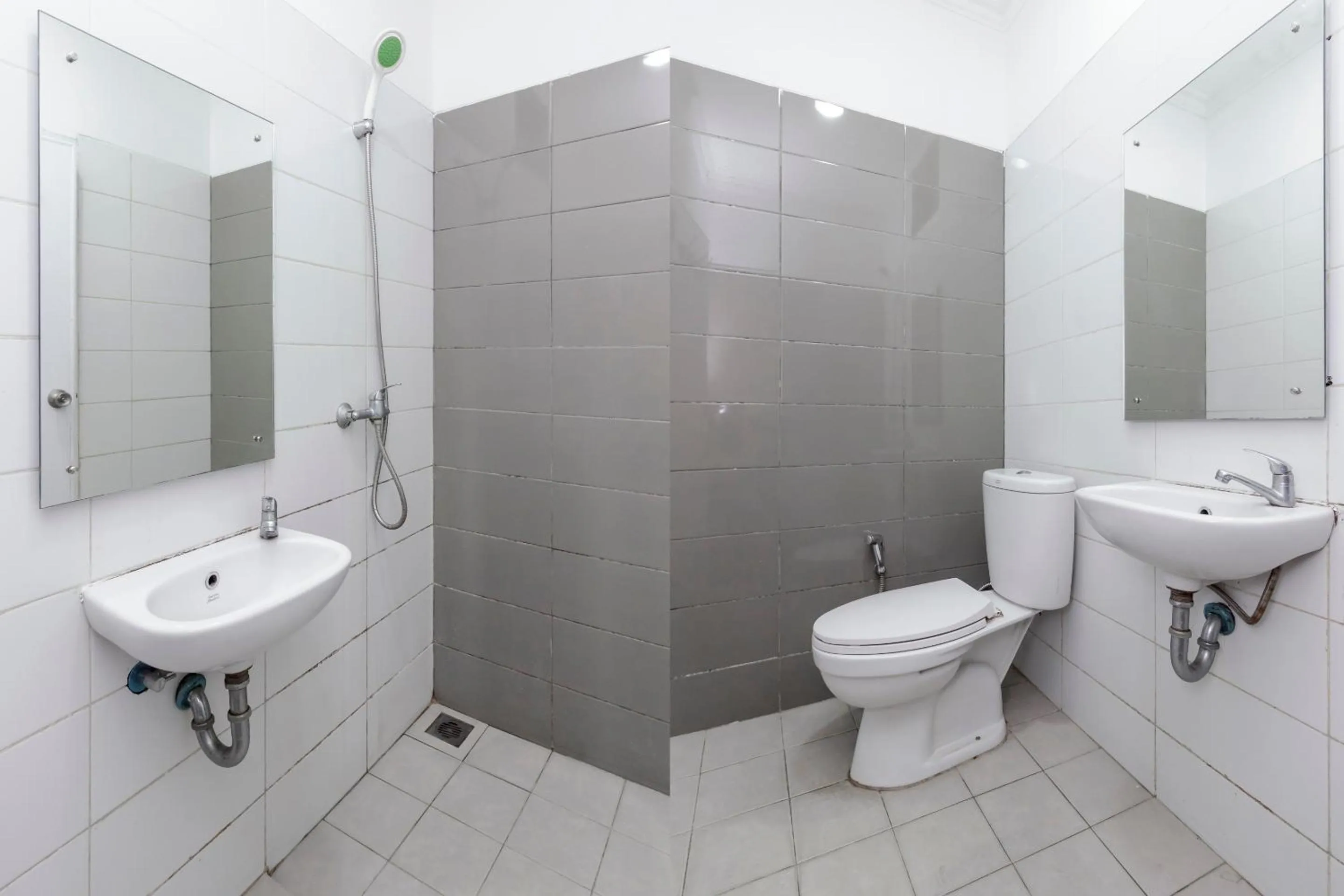 Bathroom in Collection O Pondok Indah Near Gandaria City Formerly Lamaison Residence