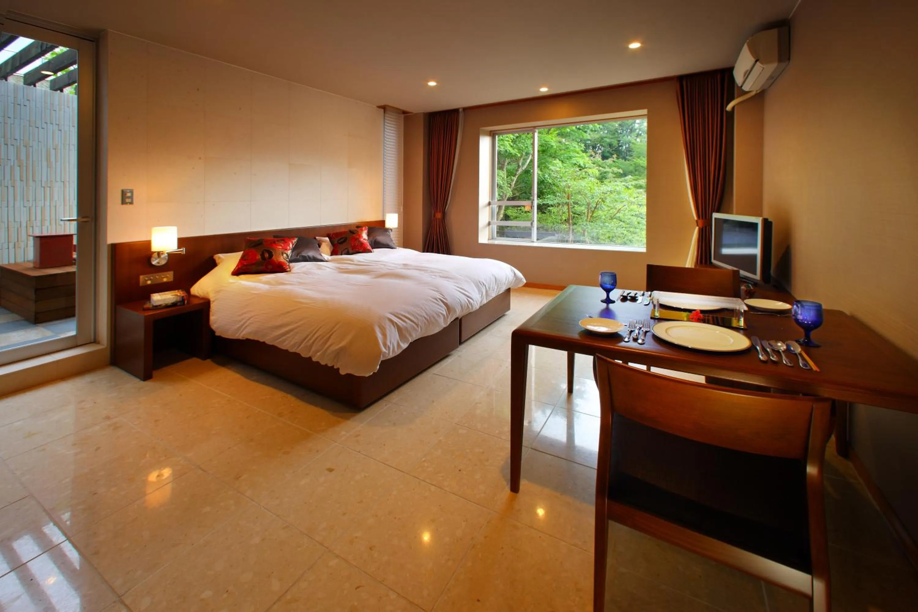 Photo of the whole room, Bed in Hakone Fontaine Bleau Sengokutei