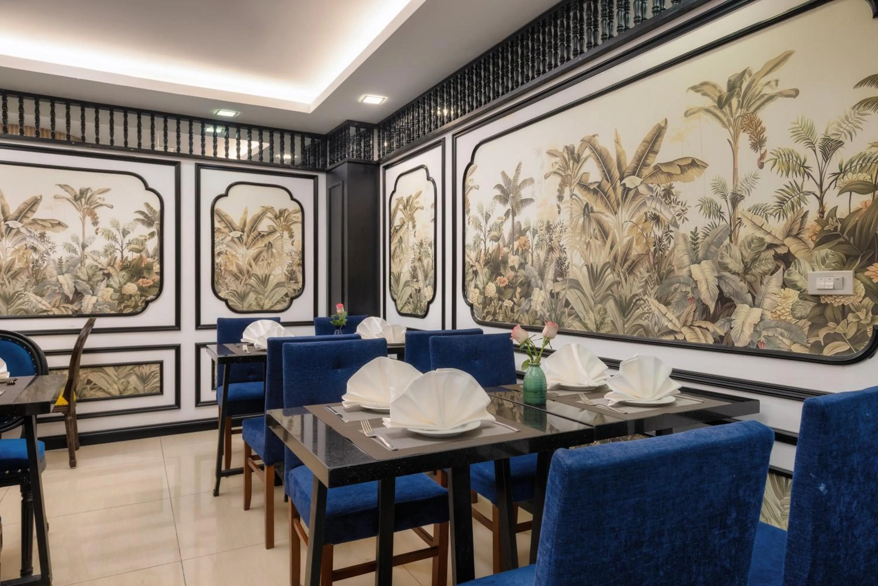 Restaurant/places to eat in Golden Amour Hotel