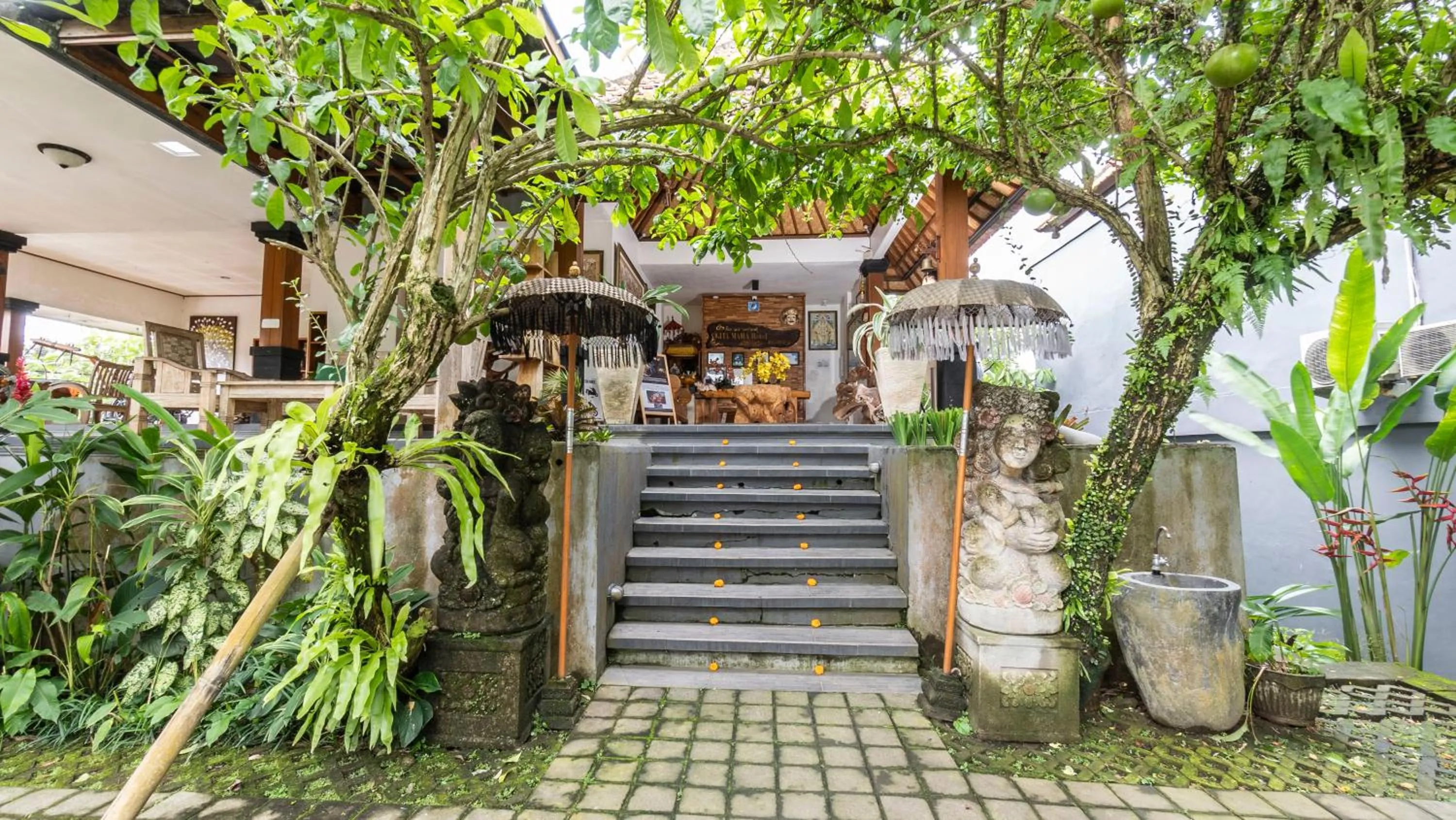 Lobby or reception in Gita Maha Ubud Hotel by Mahaputra