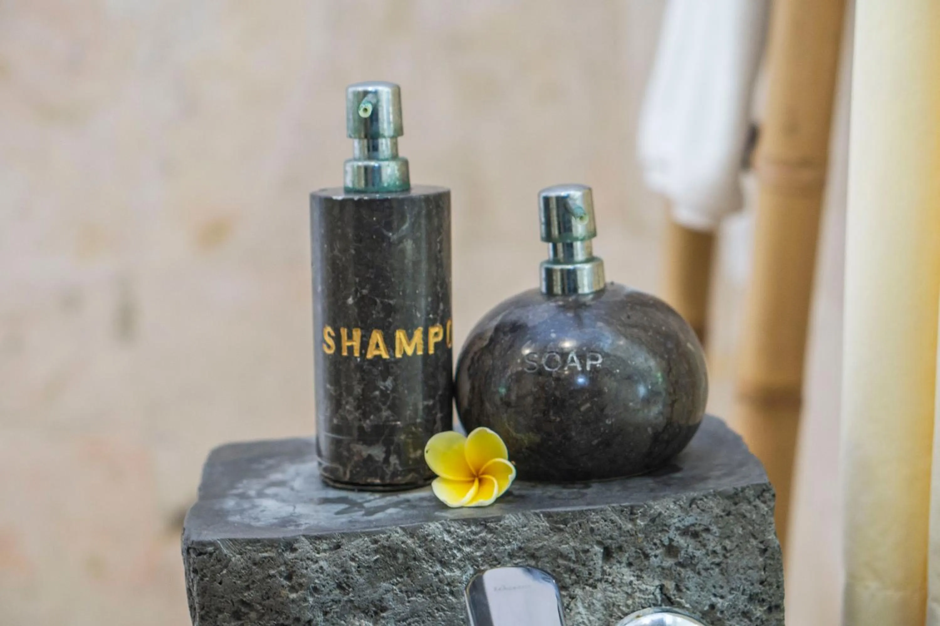 Toilet in Gita Maha Ubud Hotel by Mahaputra