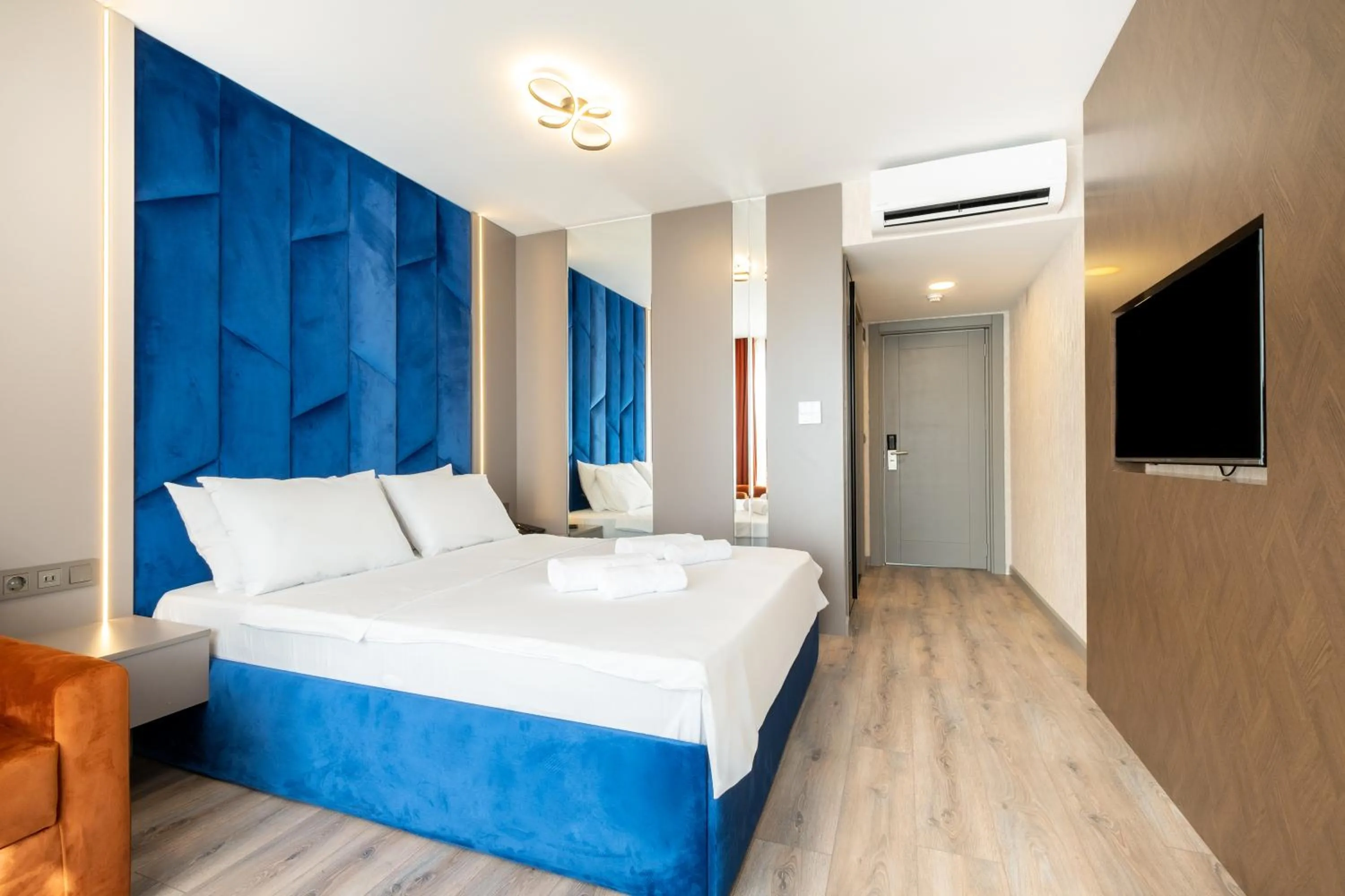 Photo of the whole room, Bed in The Port Güzelyalı