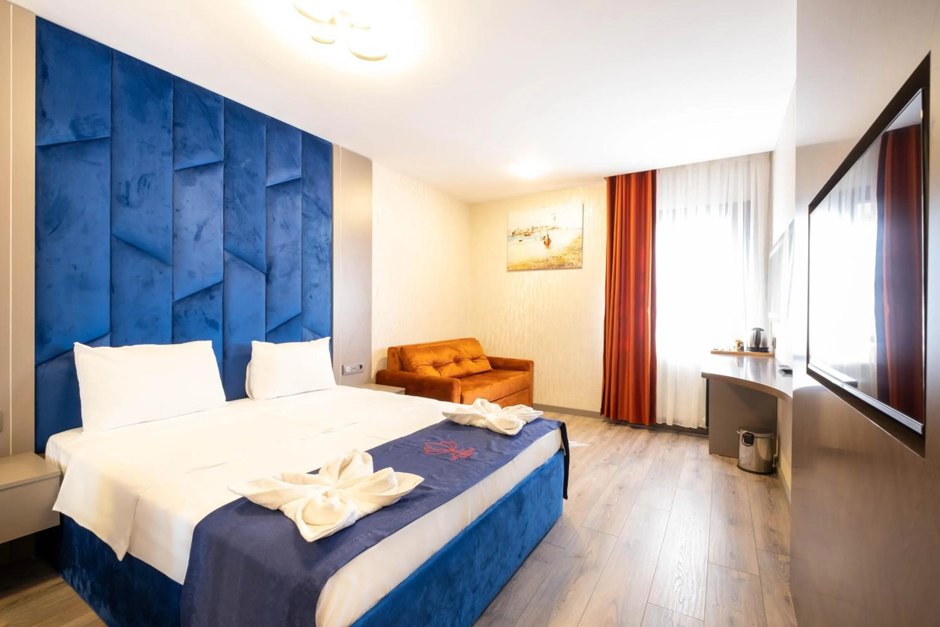 Photo of the whole room, Bed in The Port Güzelyalı