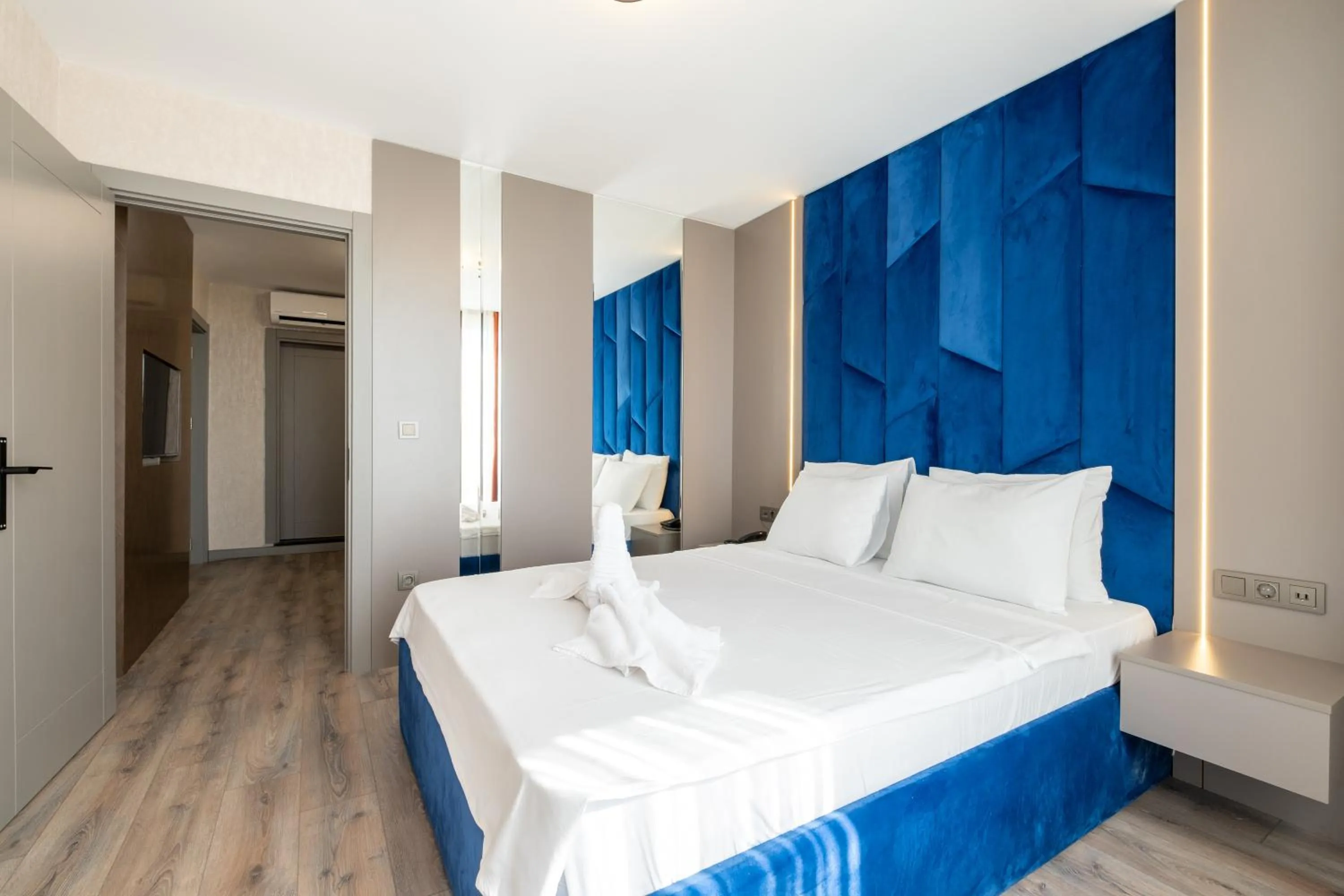 Photo of the whole room, Bed in The Port Güzelyalı