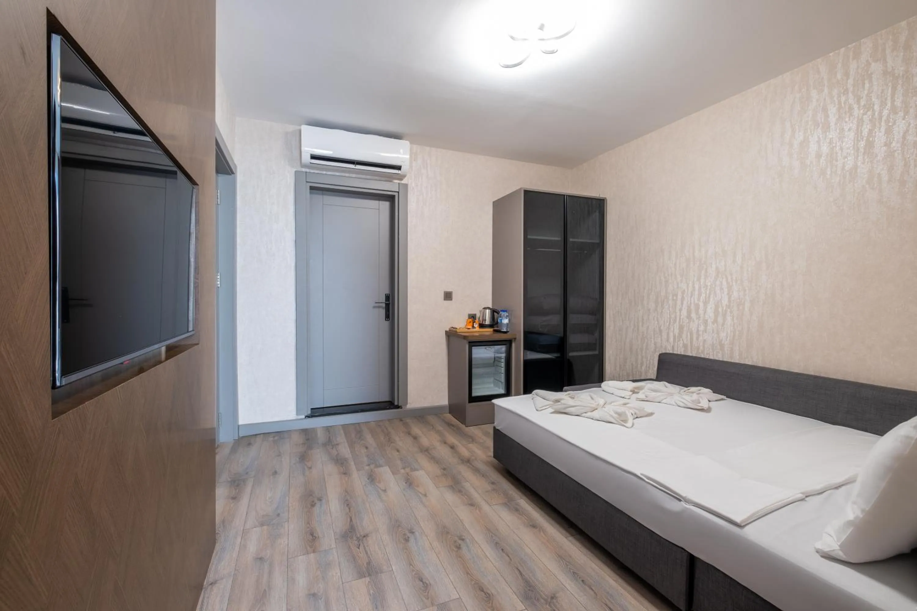 Photo of the whole room, Bed in The Port Güzelyalı