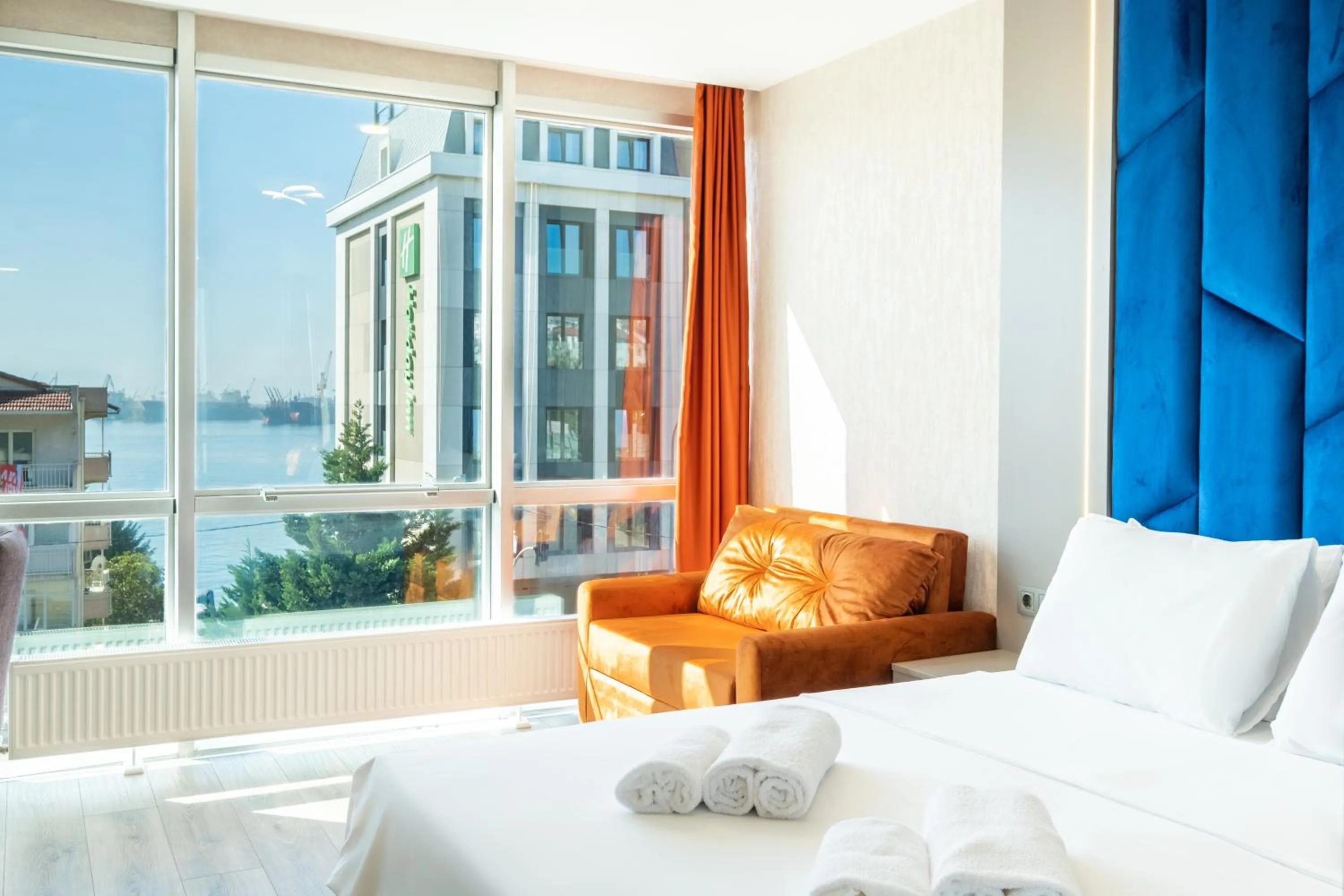 Photo of the whole room, Bed in The Port Güzelyalı