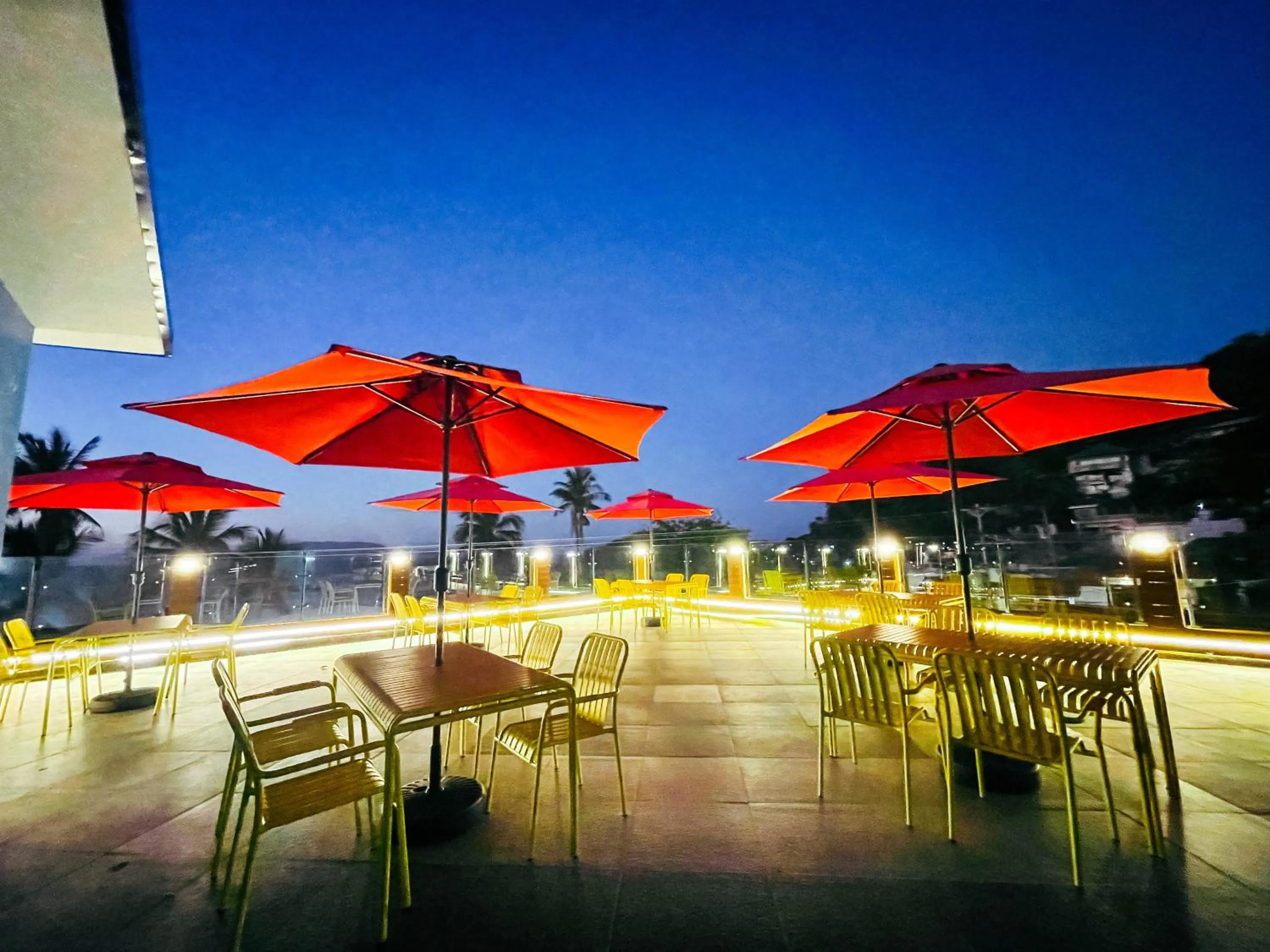 Lounge or bar in Montani Beach Resort Puerto Galera powered by Cocotel