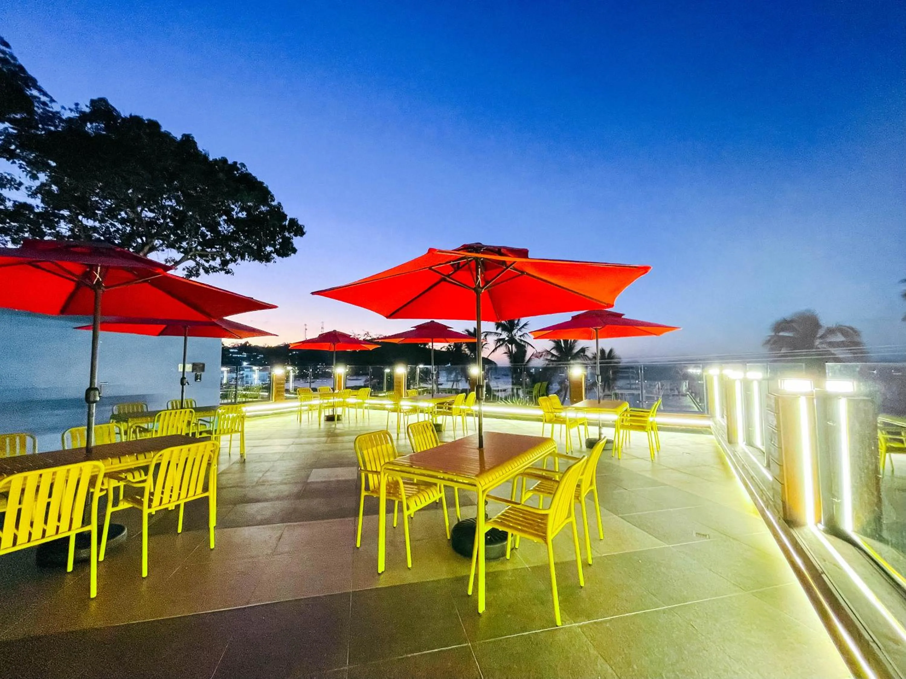 Lounge or bar in Montani Beach Resort Puerto Galera powered by Cocotel