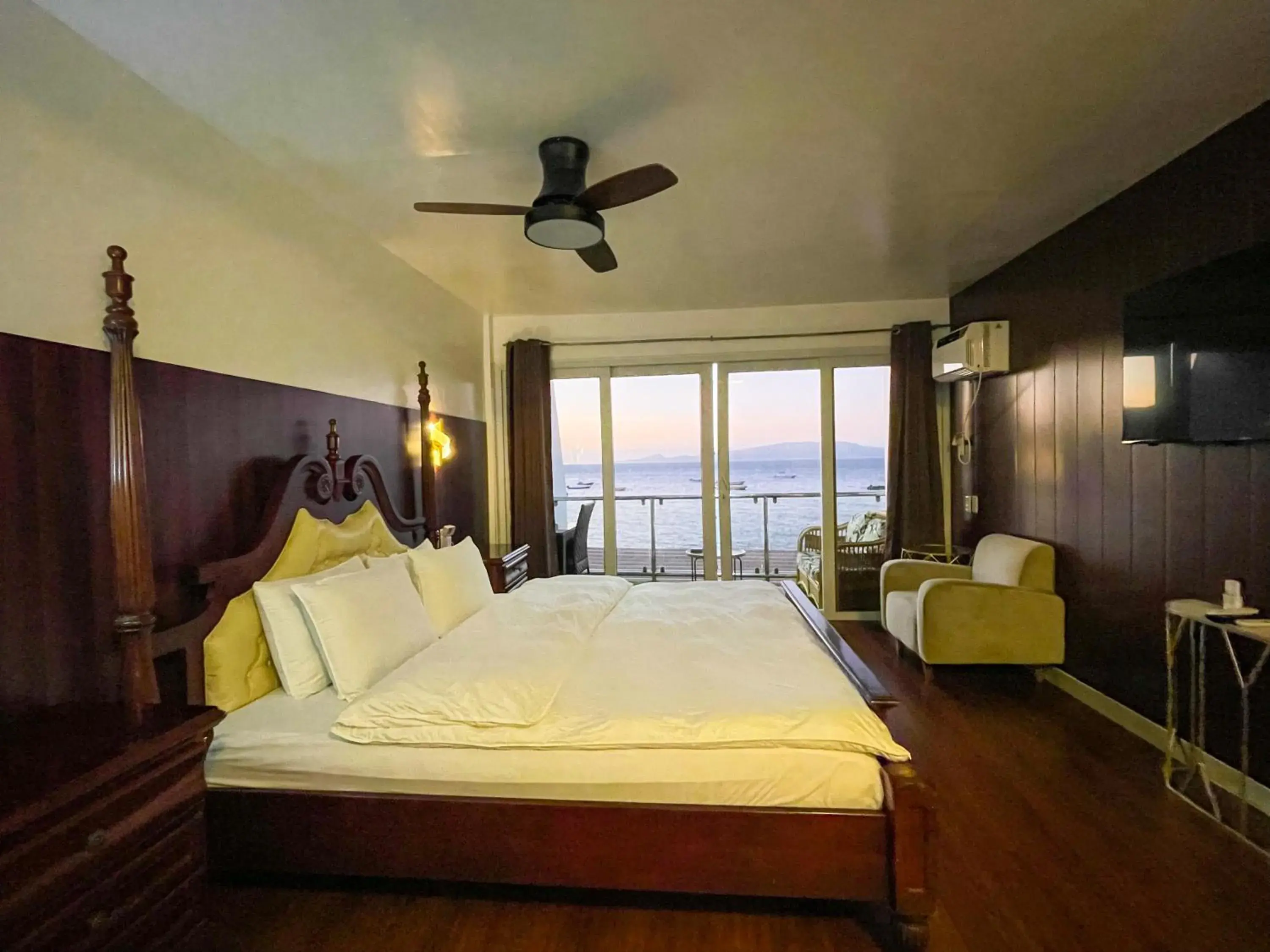 Queen Room with Sea View in Montani Beach Resort Puerto Galera powered by Cocotel Queen Room with Sea View in Montani Beach Resort Puerto Galera powered by Cocotel