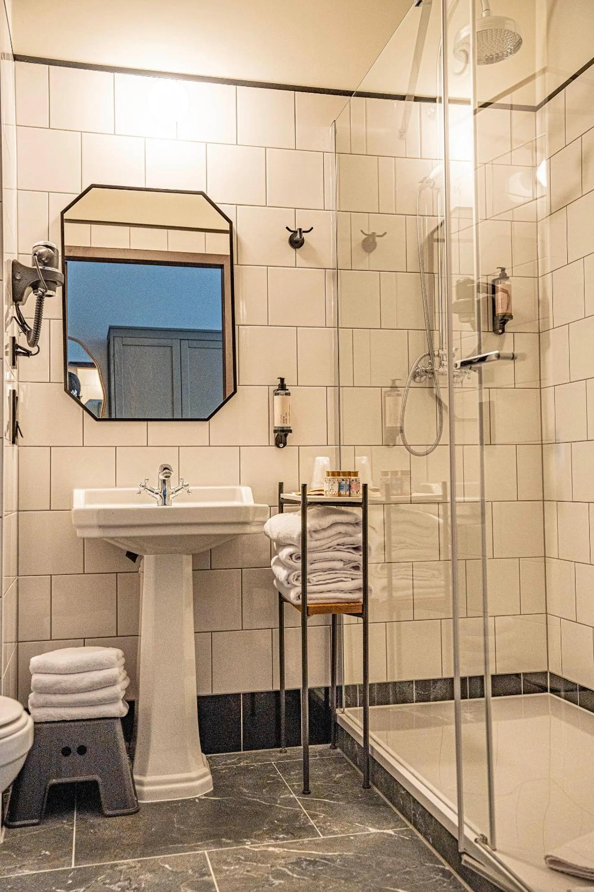 Shower in ARCHE Klasztor Wrocław