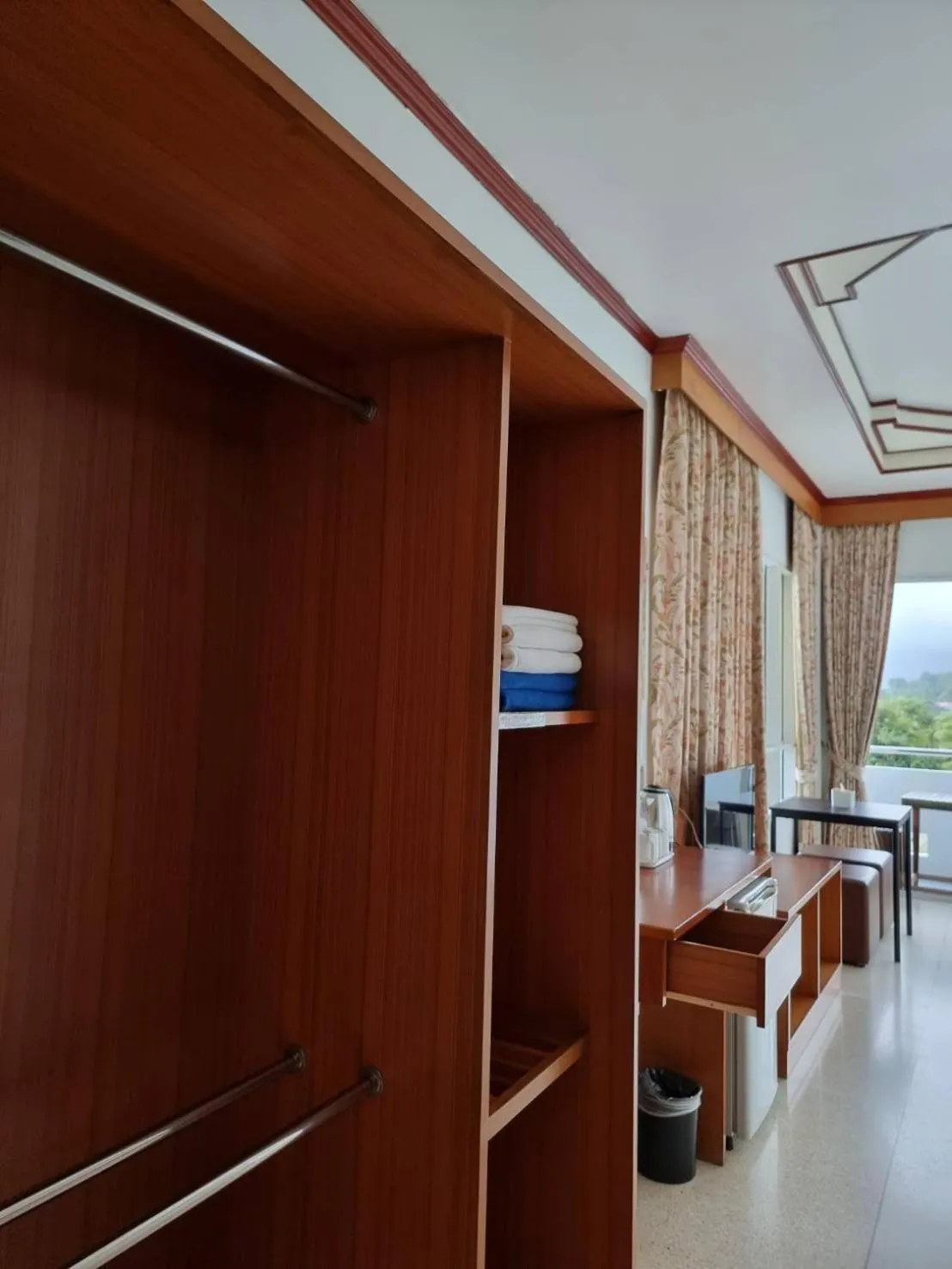 wardrobe in Mam Kaibae Hotel