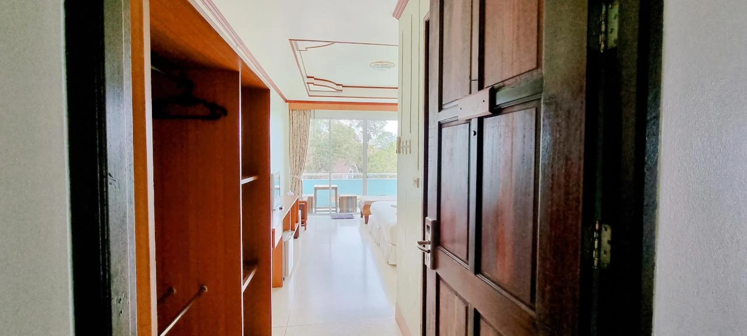 wardrobe in Mam Kaibae Hotel