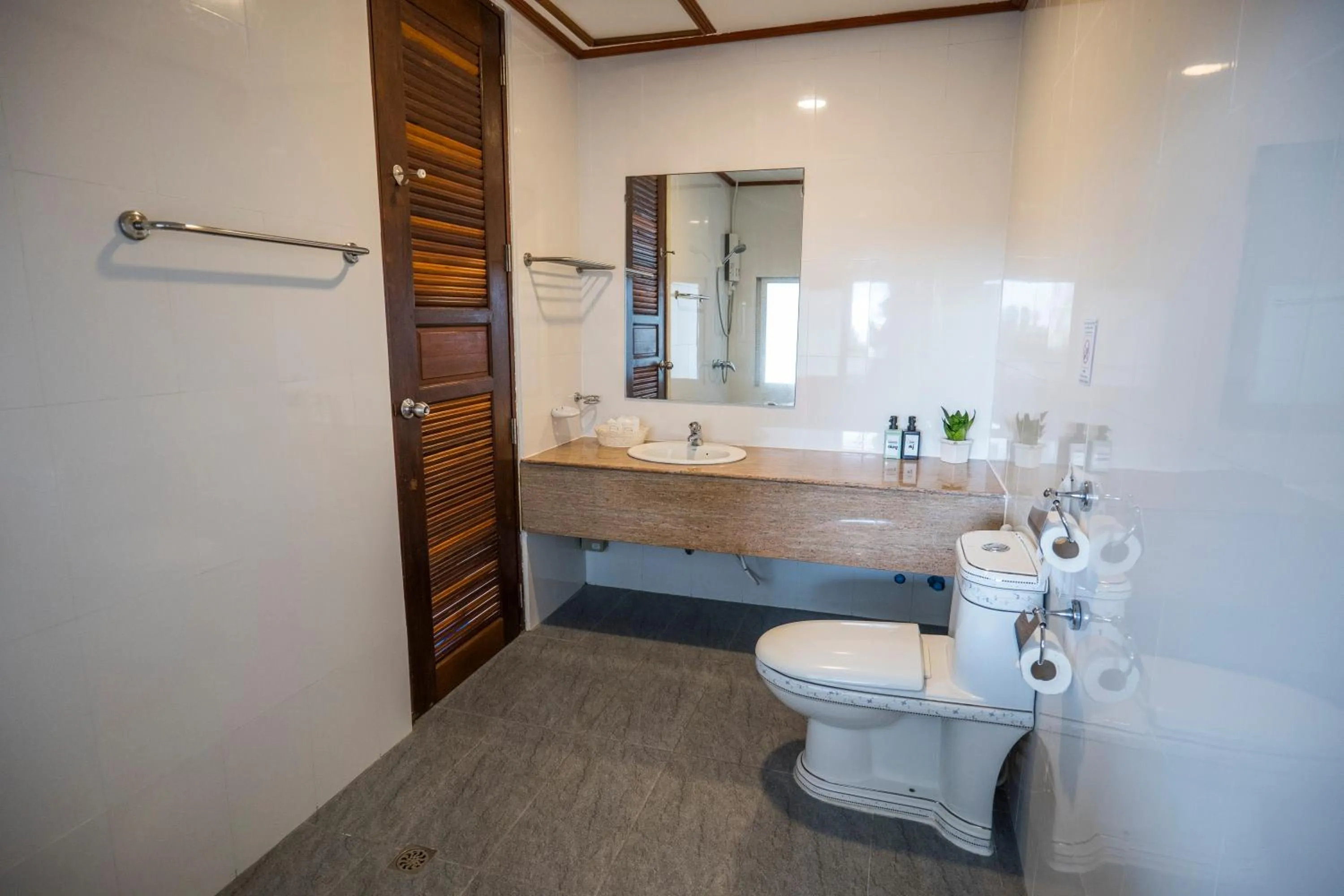 Toilet in Mam Kaibae Hotel