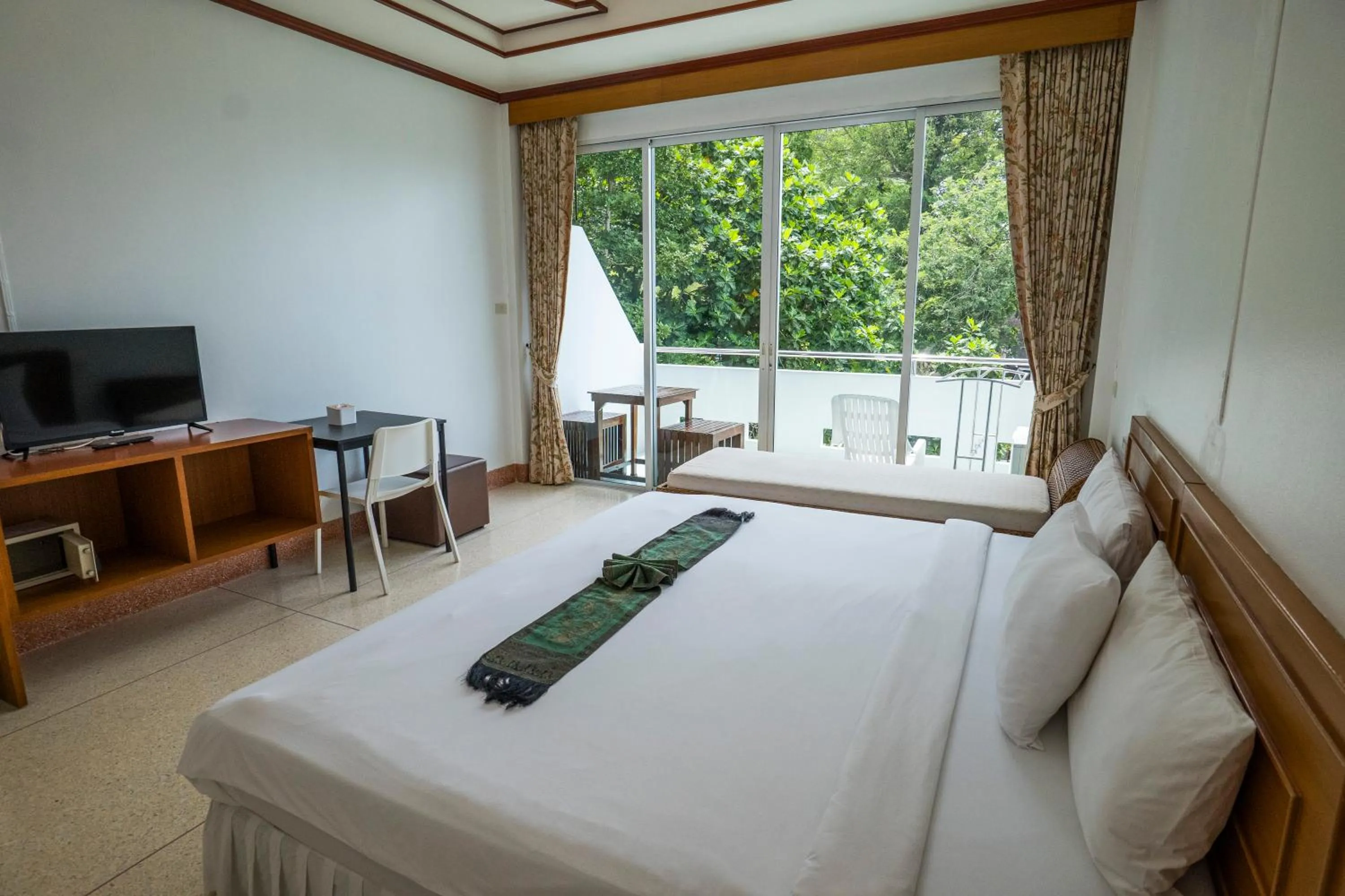 Photo of the whole room, Bed in Mam Kaibae Hotel