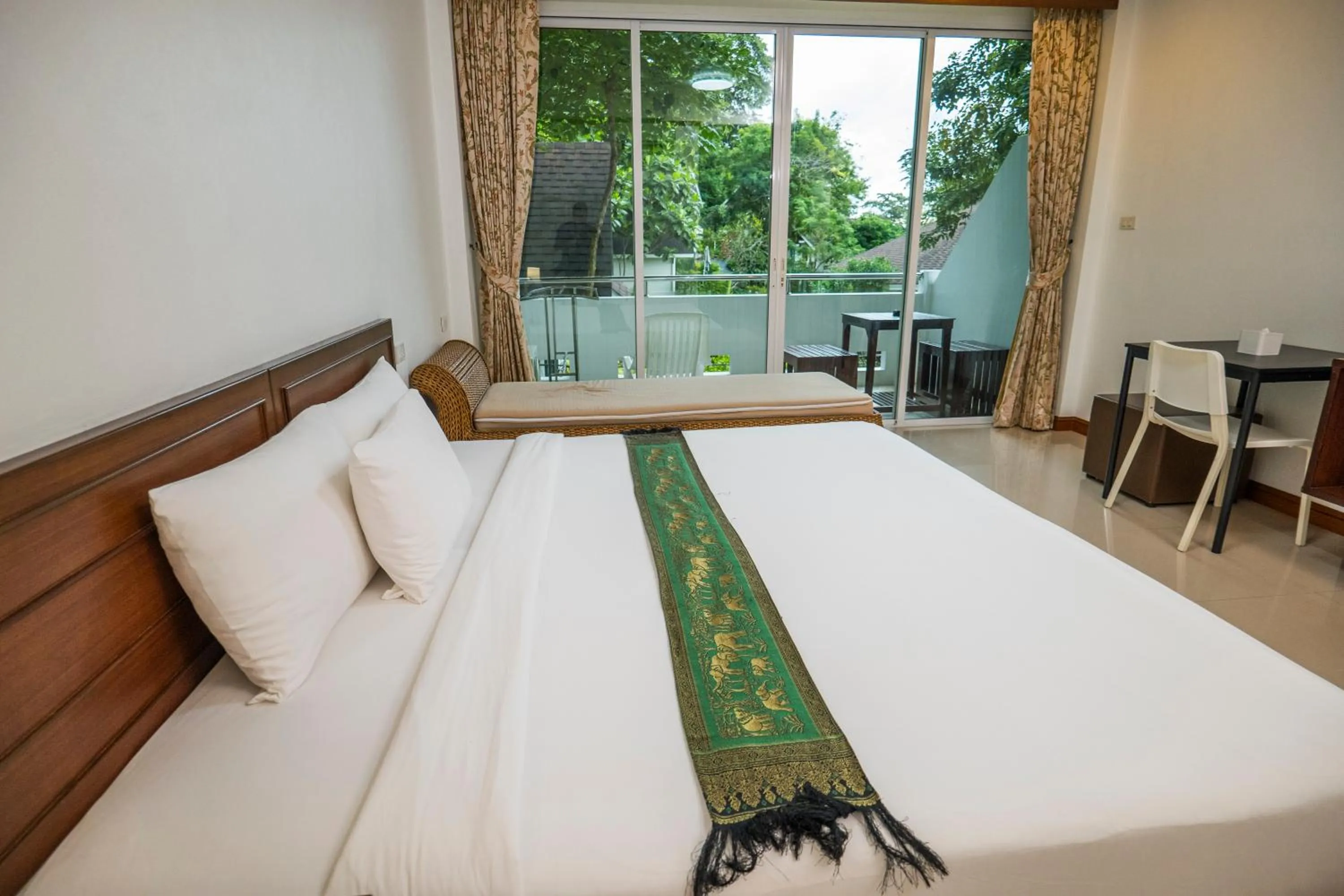 Photo of the whole room, Bed in Mam Kaibae Hotel