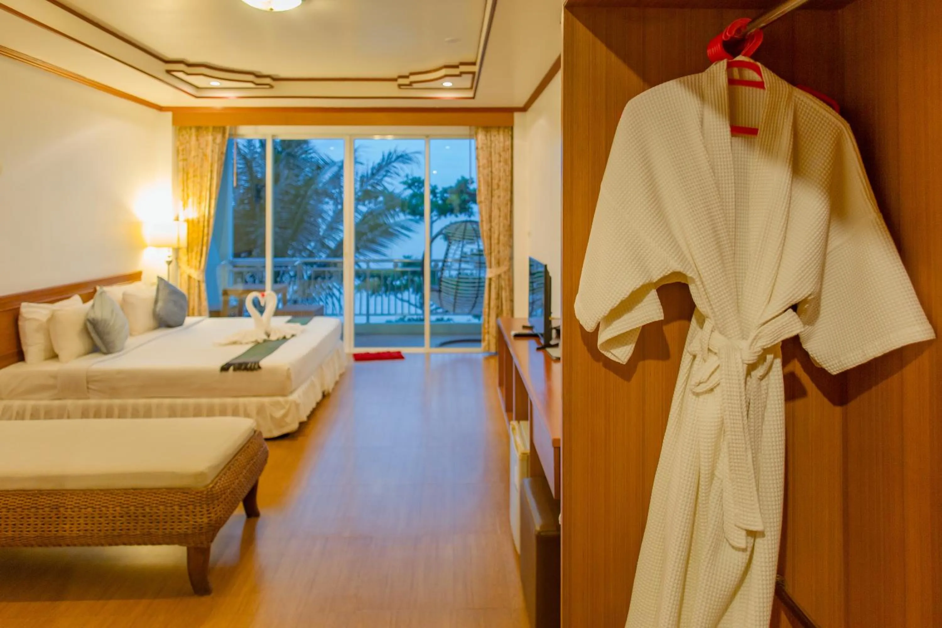 Photo of the whole room, Bed in Mam Kaibae Hotel