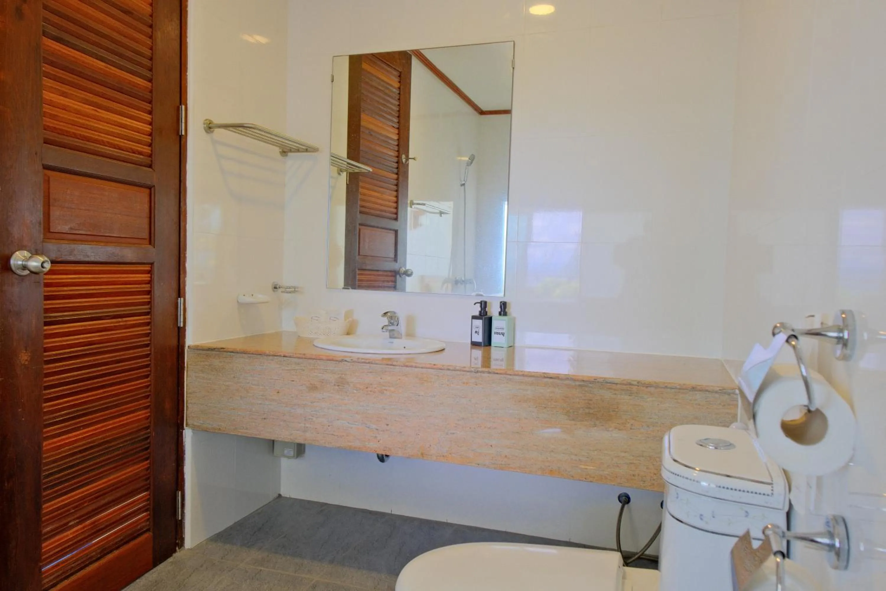 Toilet in Mam Kaibae Hotel