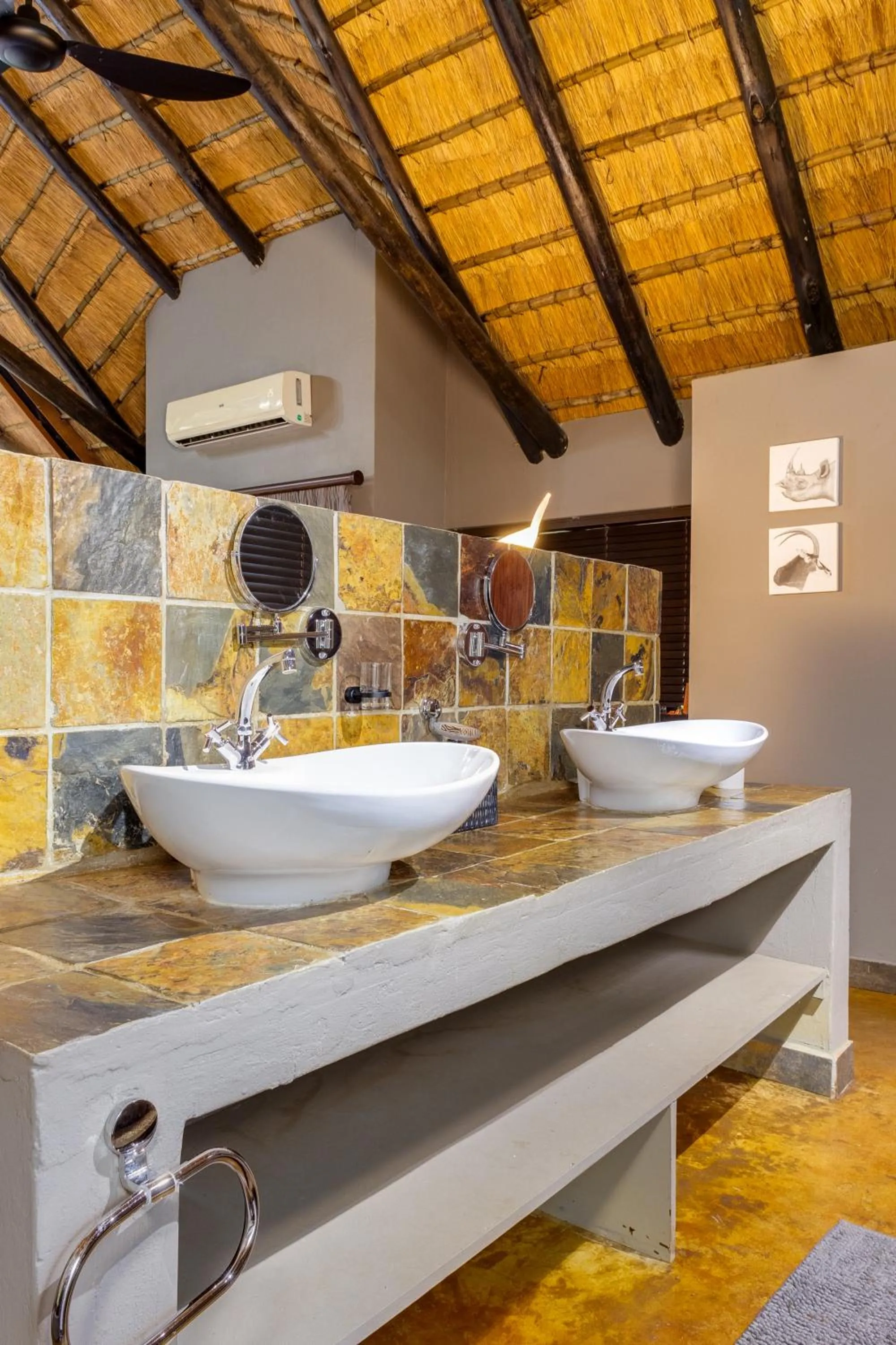 Bathroom in Black Rhino Game Lodge