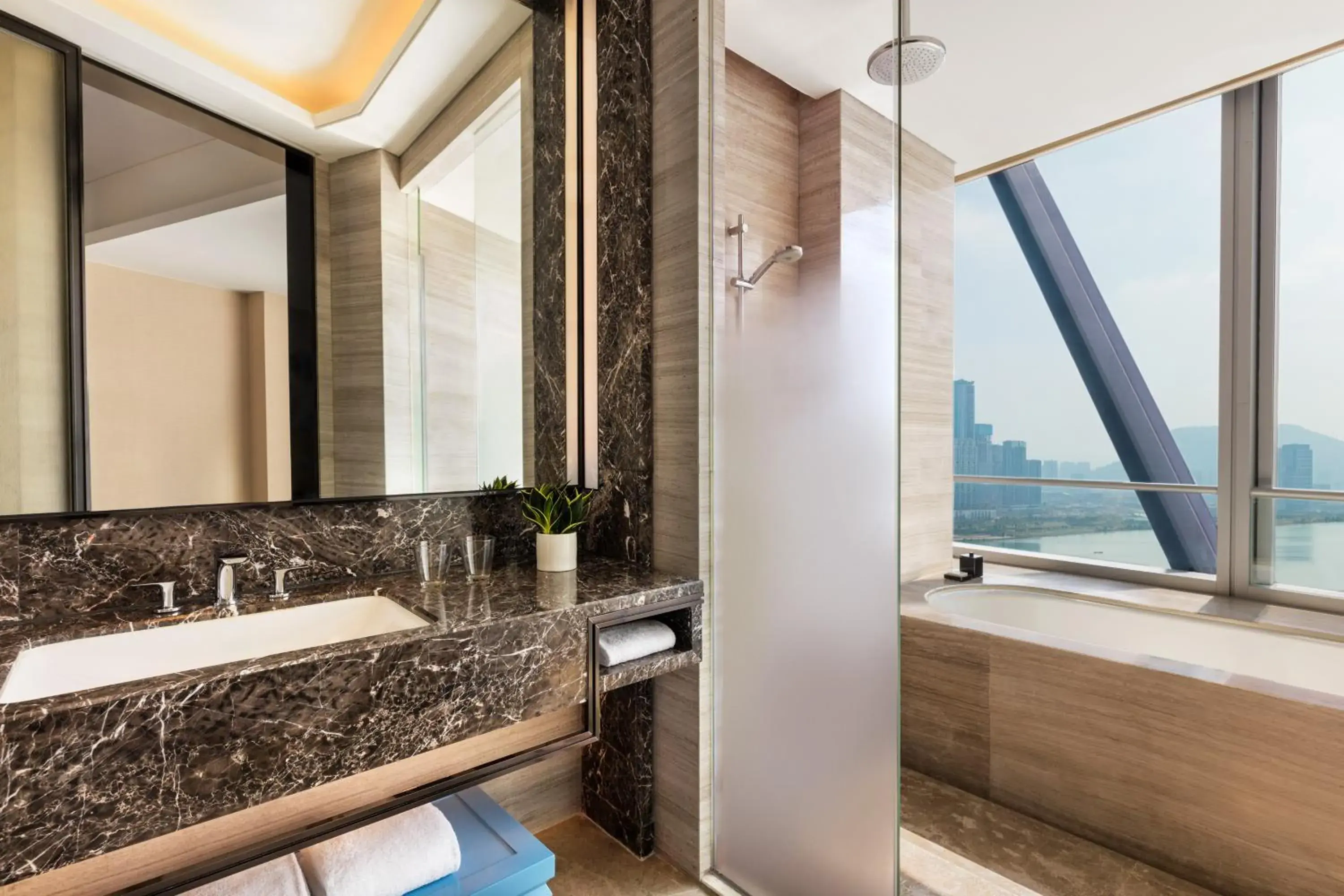 Executive King Room with Bay View - Executive lounge access in JW Marriott Hotel Shenzhen Bao'an International Airport Executive King Room with Bay View - Executive lounge access in JW Marriott Hotel Shenzhen Bao'an International Airport